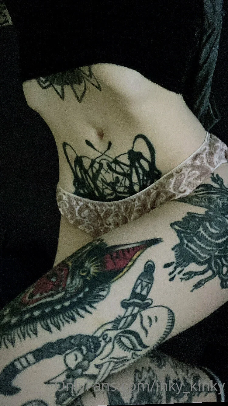 Inky Kinky @inky_kinky bathroom crying