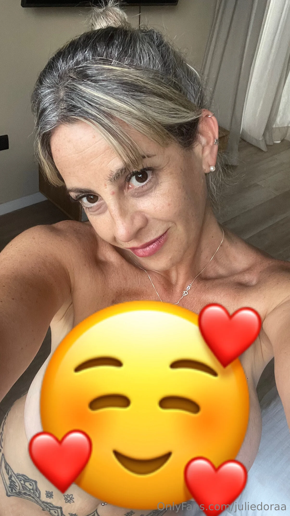 Julie 🍒 american eagle responds to