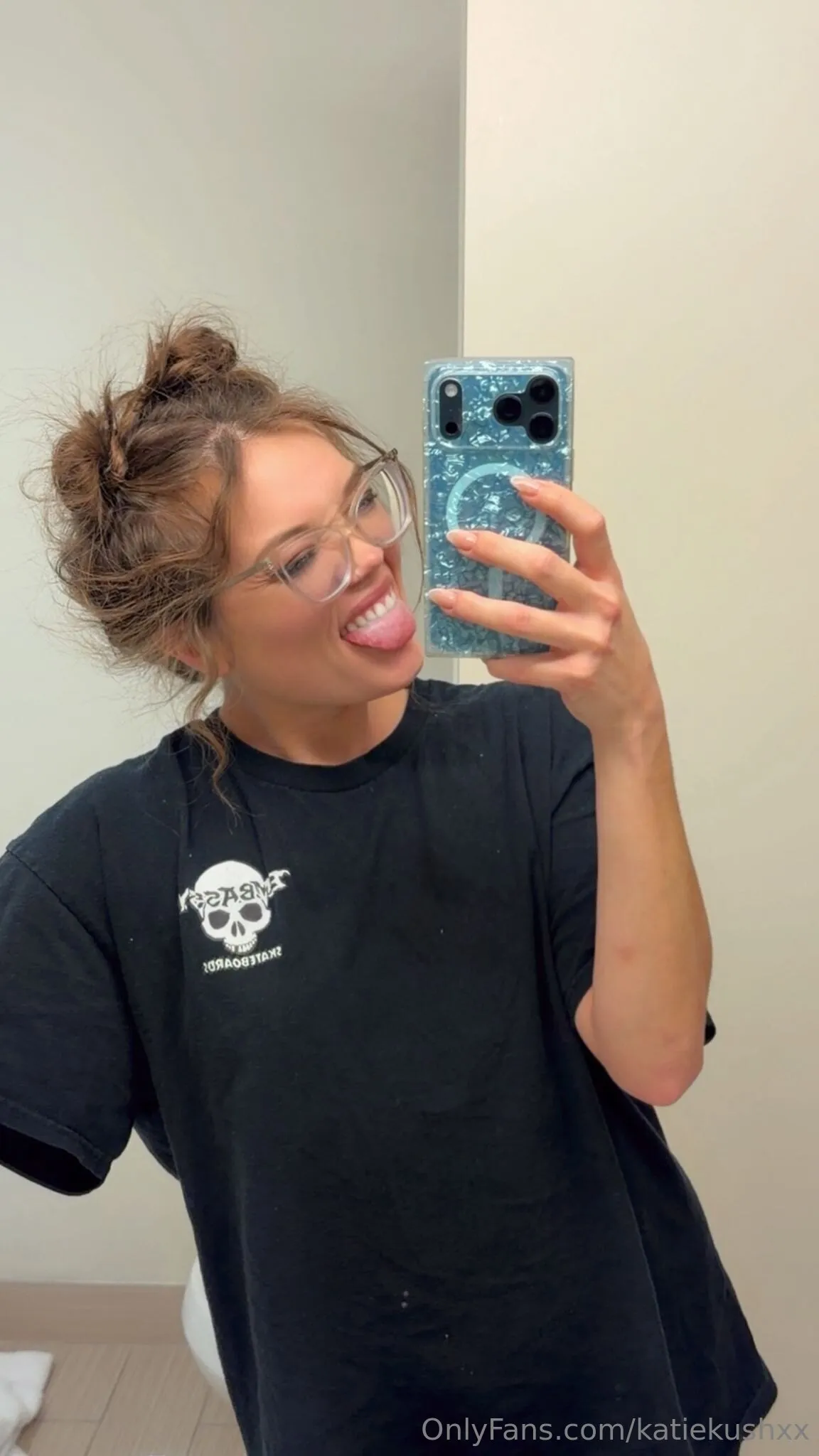 It’s always nice to stay looking cute while wearing a T-shirt and making a silly face. 🤪 I hope this brightens your day 