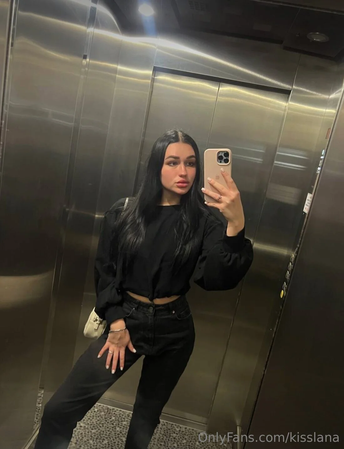 What could be better than a classic elevator selfie? 😏😁