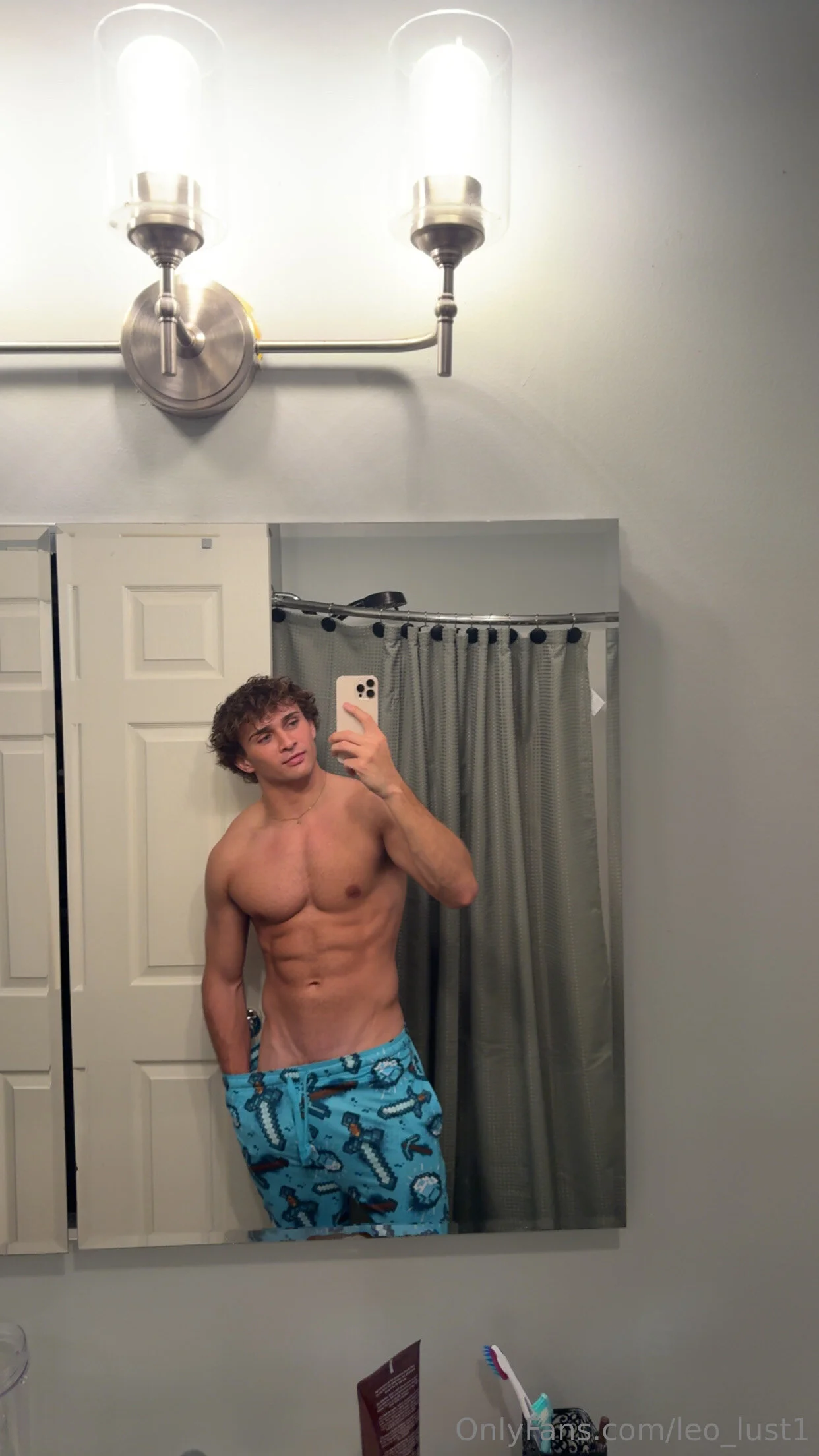 Leo nude Photo /  Porn - Photo #1