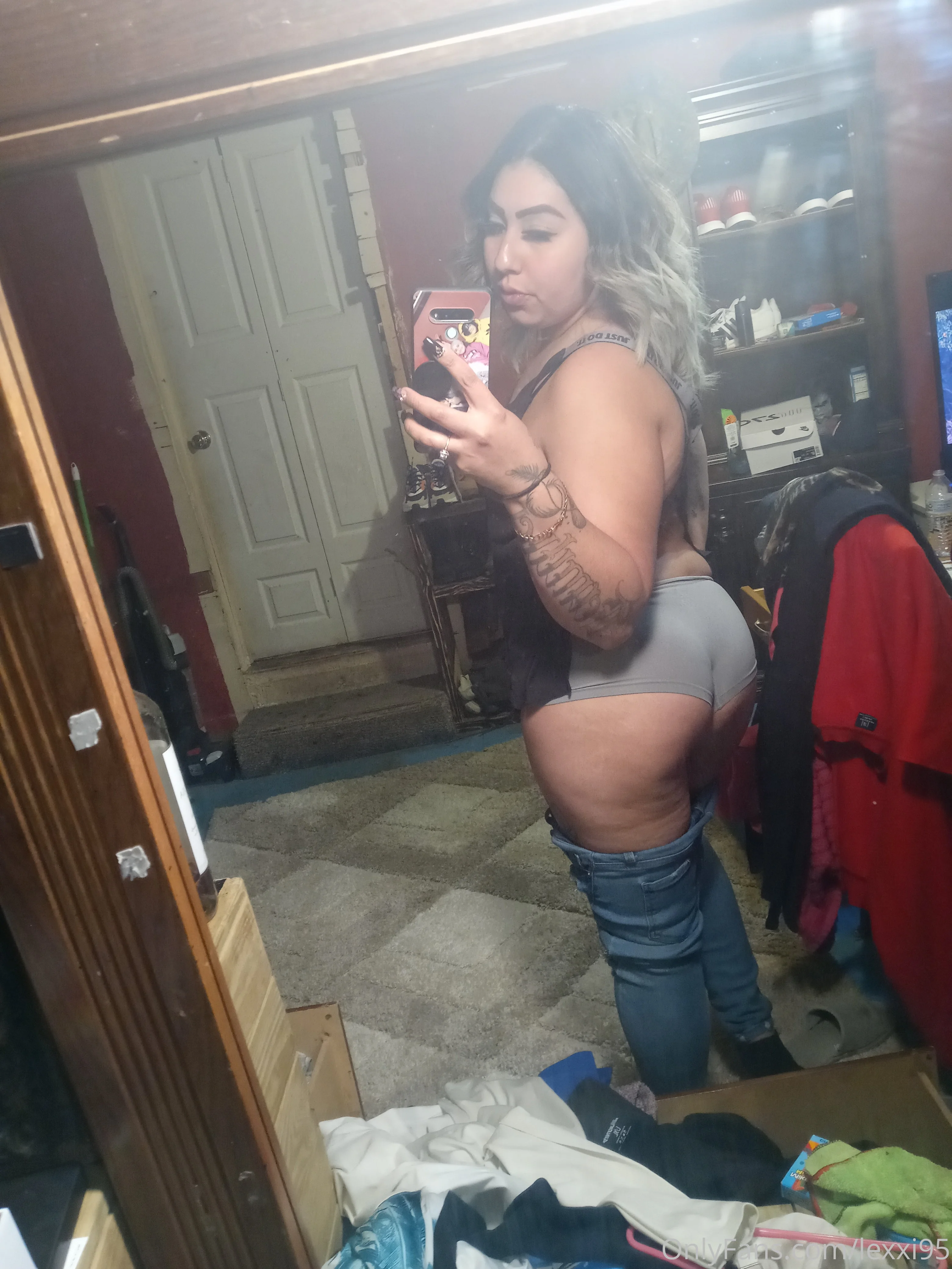 Like my new blouse? 🤑Cum feel its silk🍑🙌 DM for more of these close-ups🤤 #tipsarewelcome