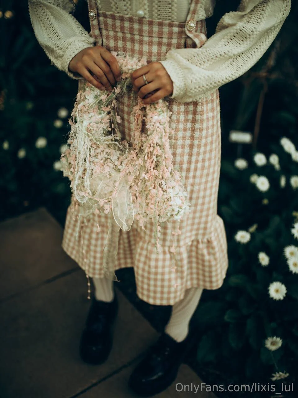 I crochet bags👜 Not just cute accessories, but pieces inspired by nature itself 🌸🧶I love choosing soft yarn that reminds