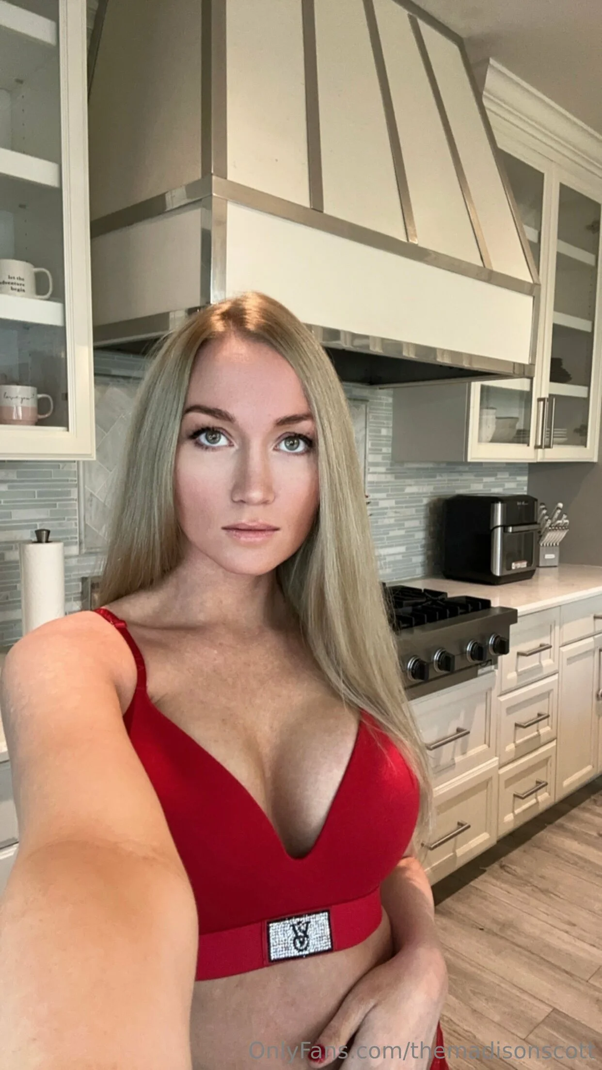 Madison Scott masturbating