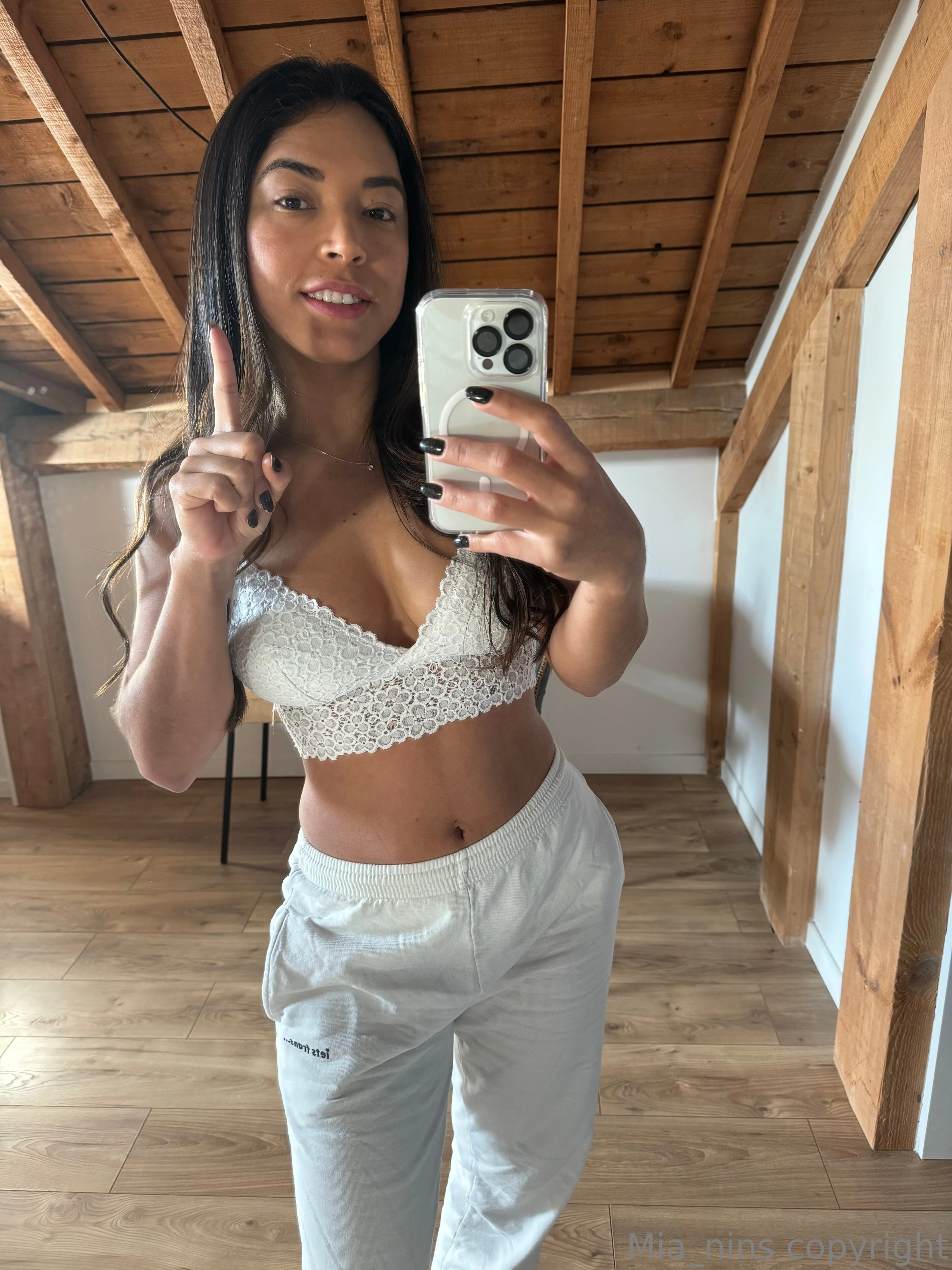 Mia Nins @mianins7 what is the issue with american eagle ad