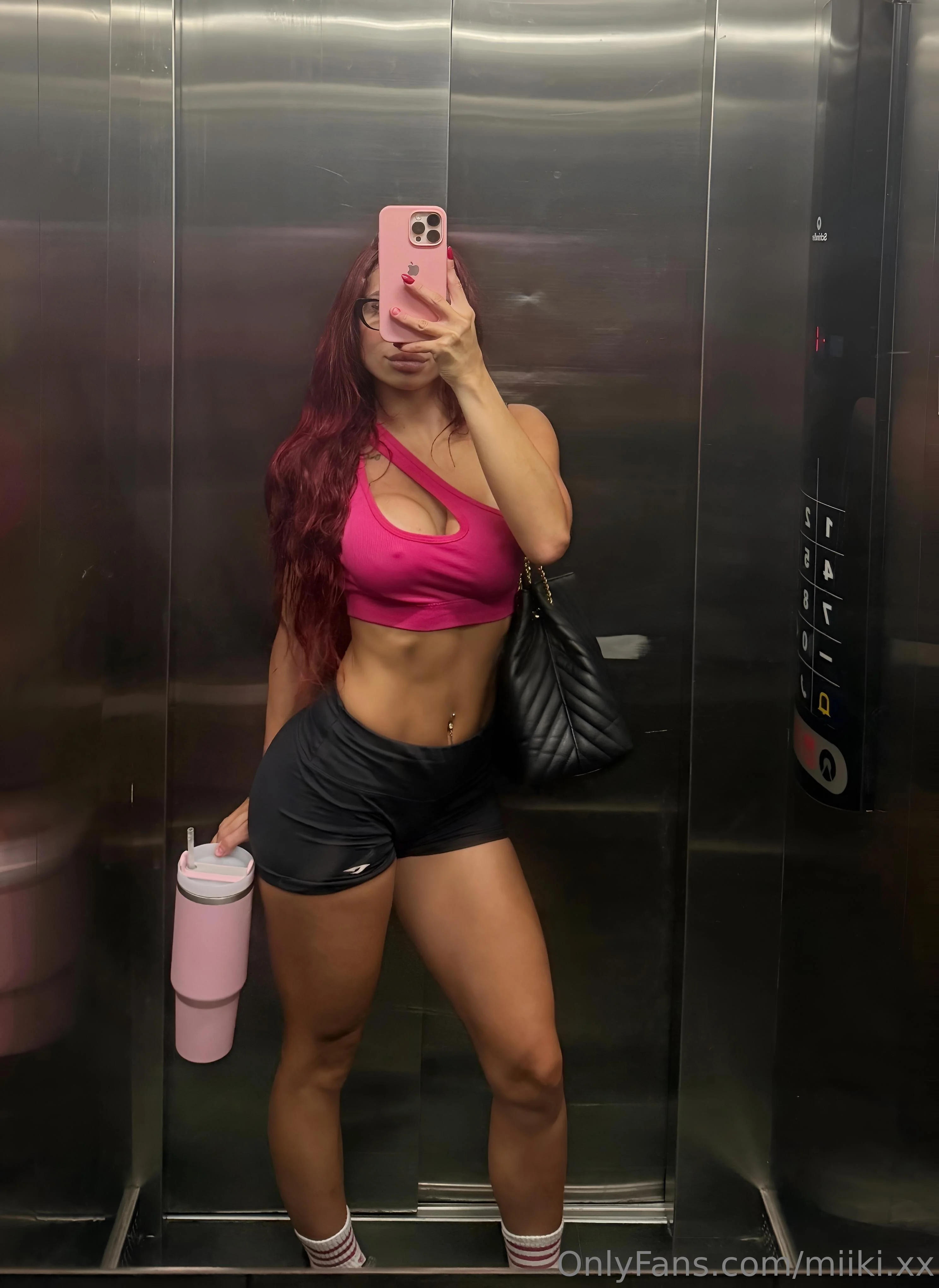 Driving to workout... But who says the ride can't be a little tease?Maybe I should record today's workout for you? 💌