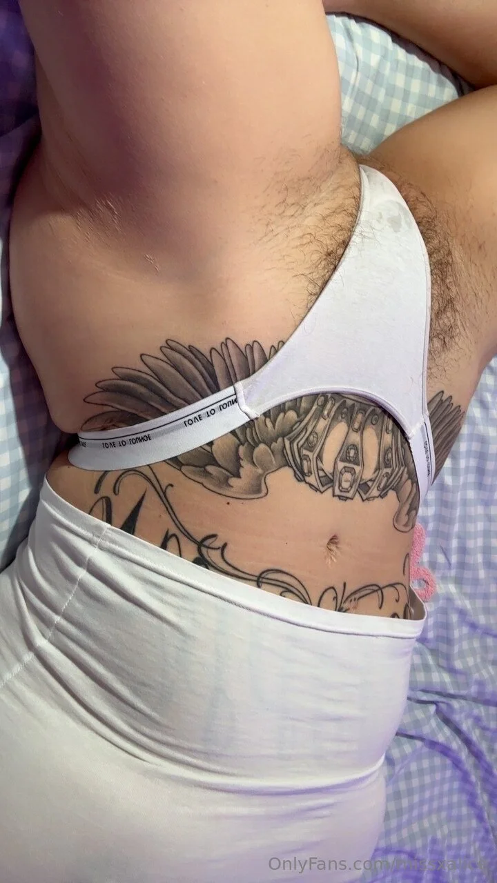 Been a while since i last shaved... bush rules 🙌🏼Btw spot a wet stain 💦 