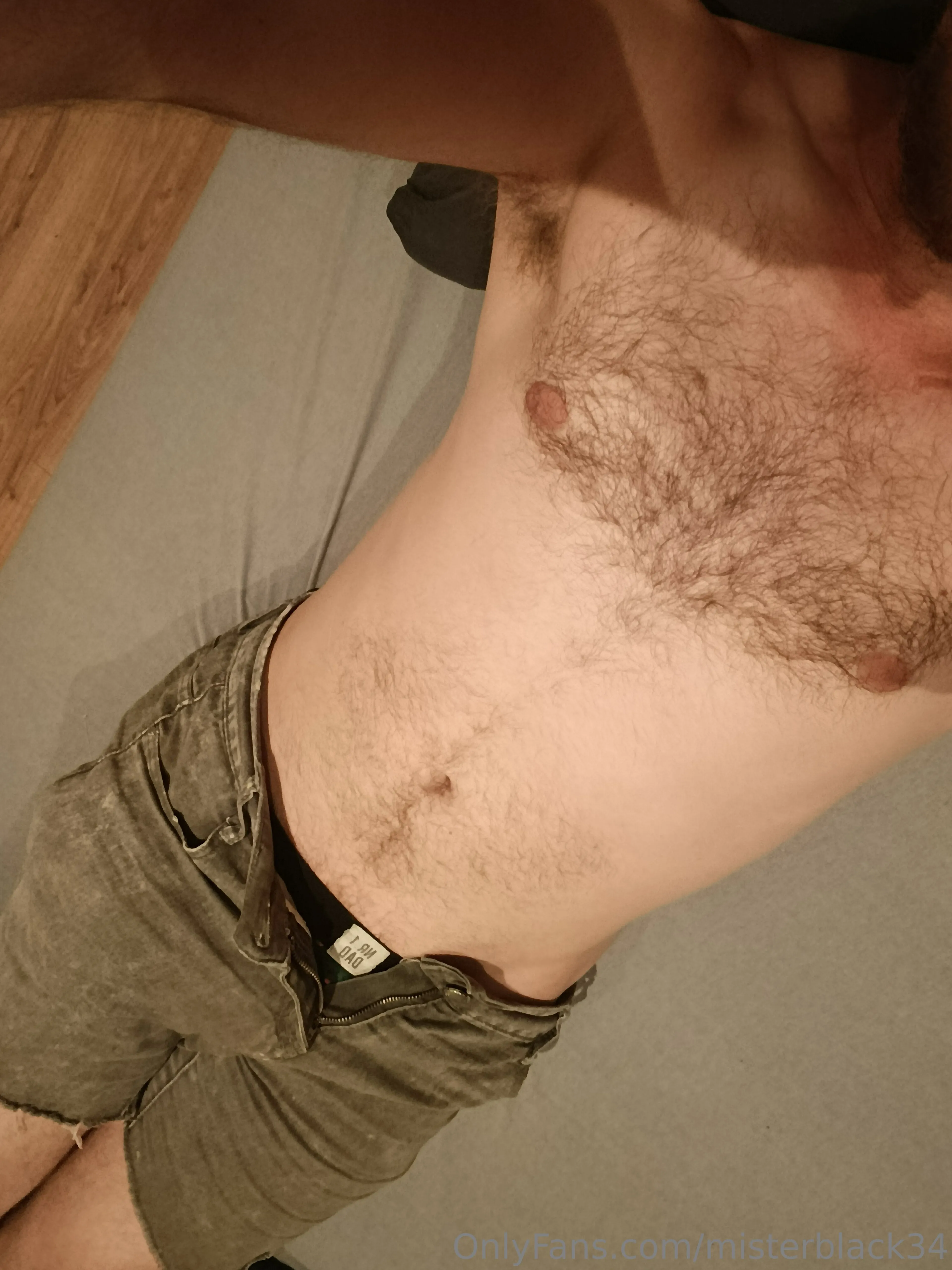 Wanna help me get rid of my pants?😏🥵