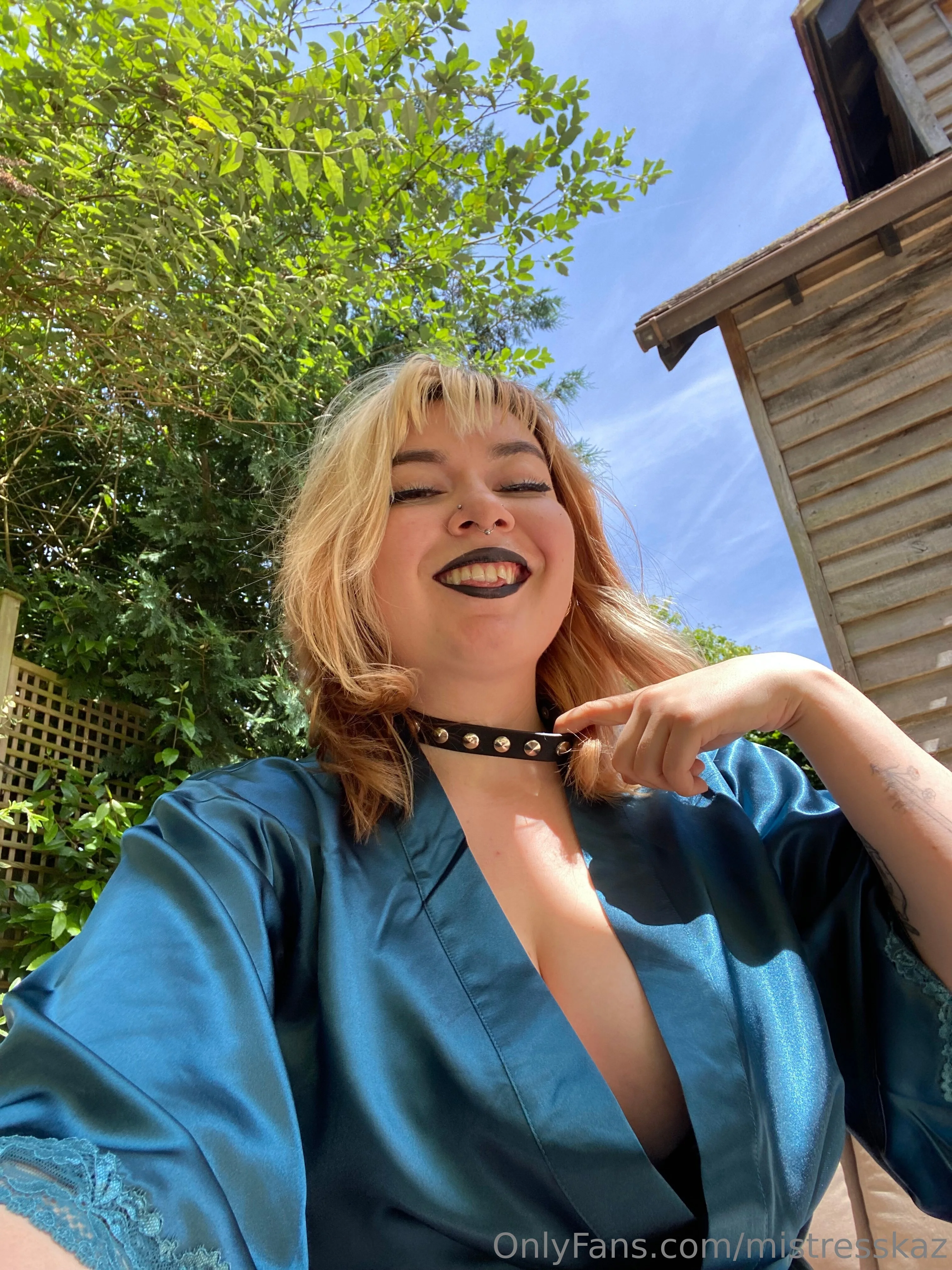 domme mommy is interrupted while sun bathing 😉 the JOI in the PPV will tell you what happens next 😈