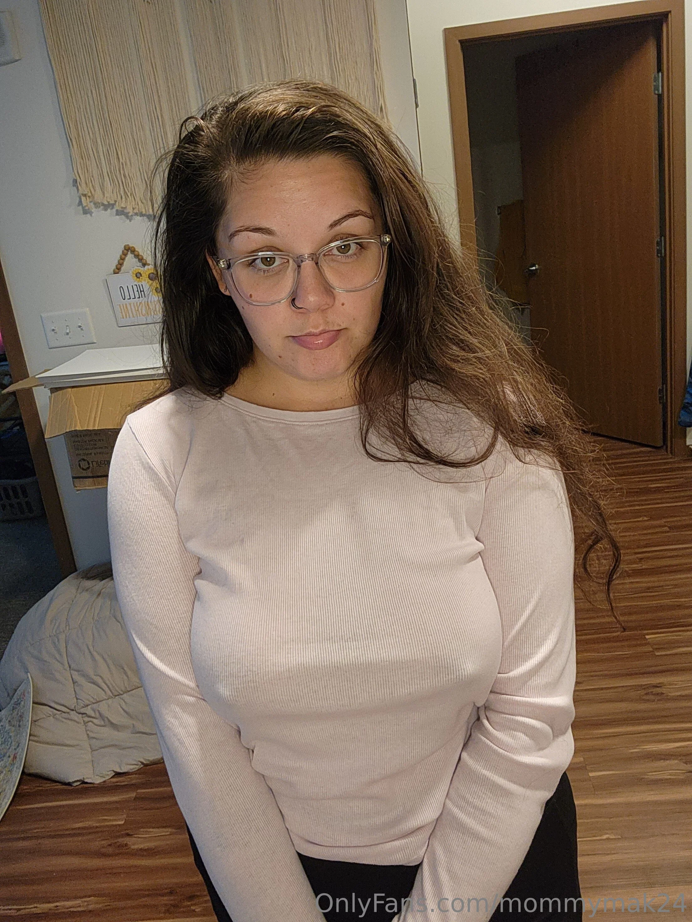 Mommy Mak @mommymak24 sexy photo