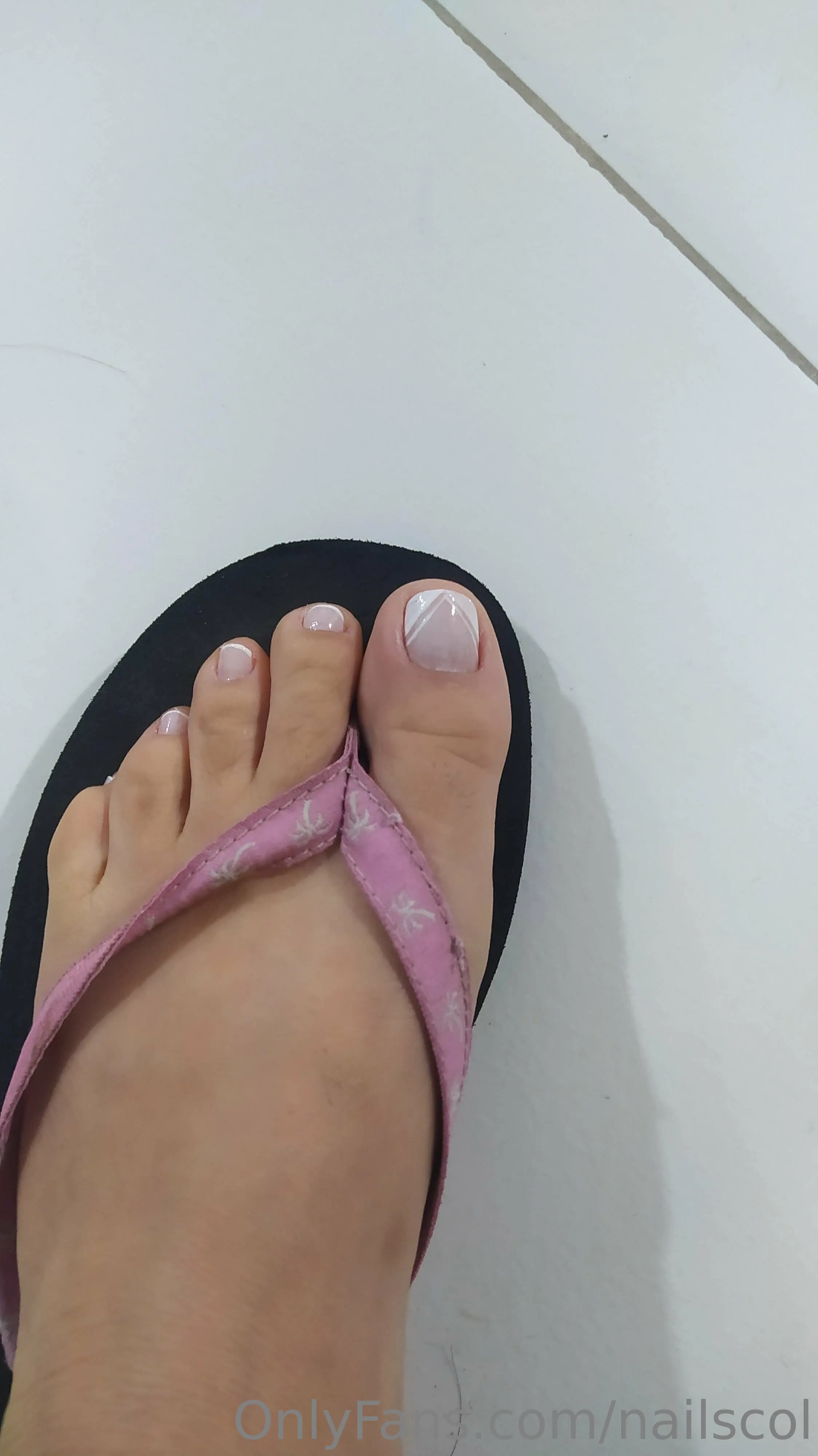 Nails Colombia @nailscol desnuda