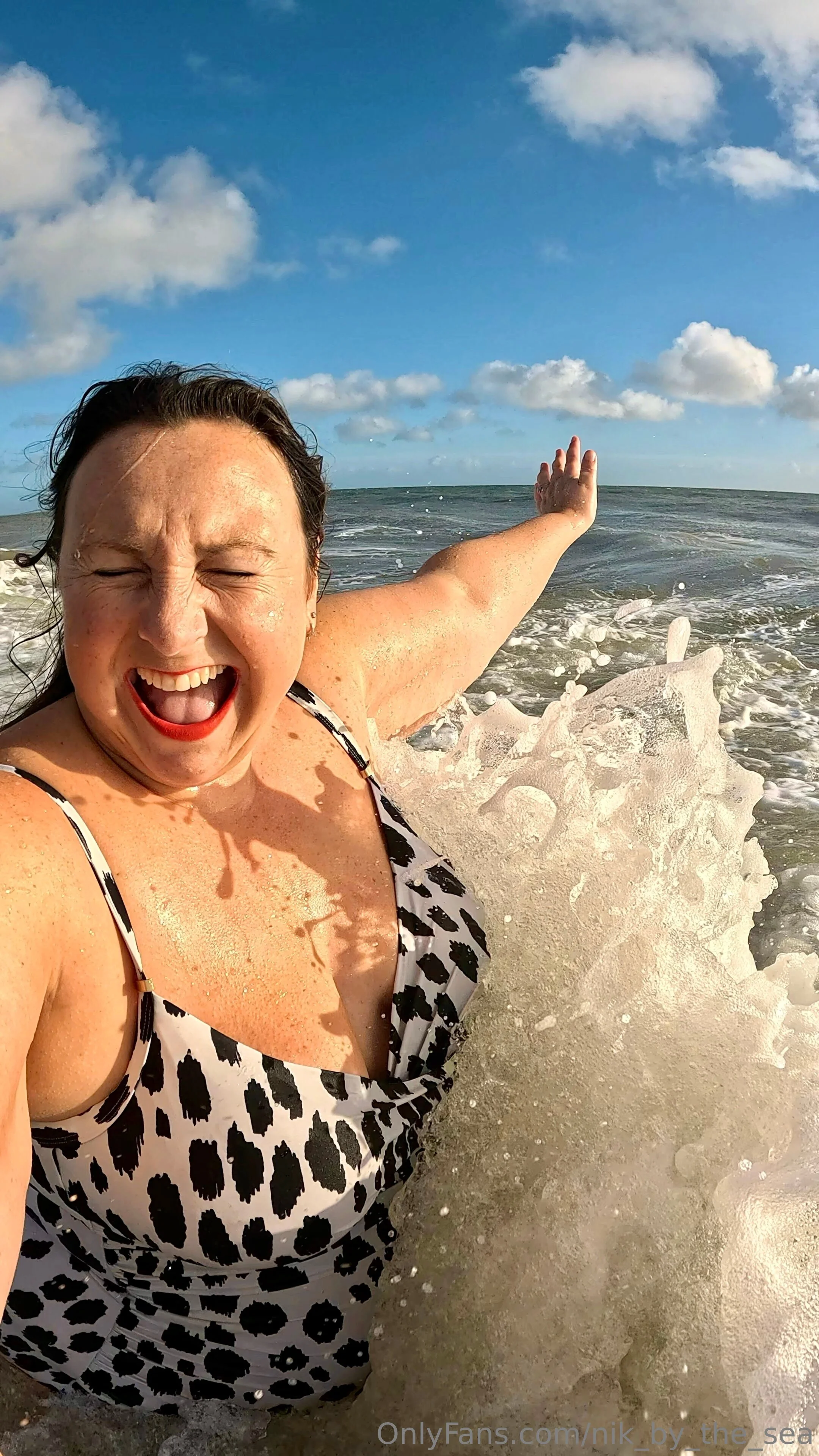 Nikki @nik_by_the_sea masturbating