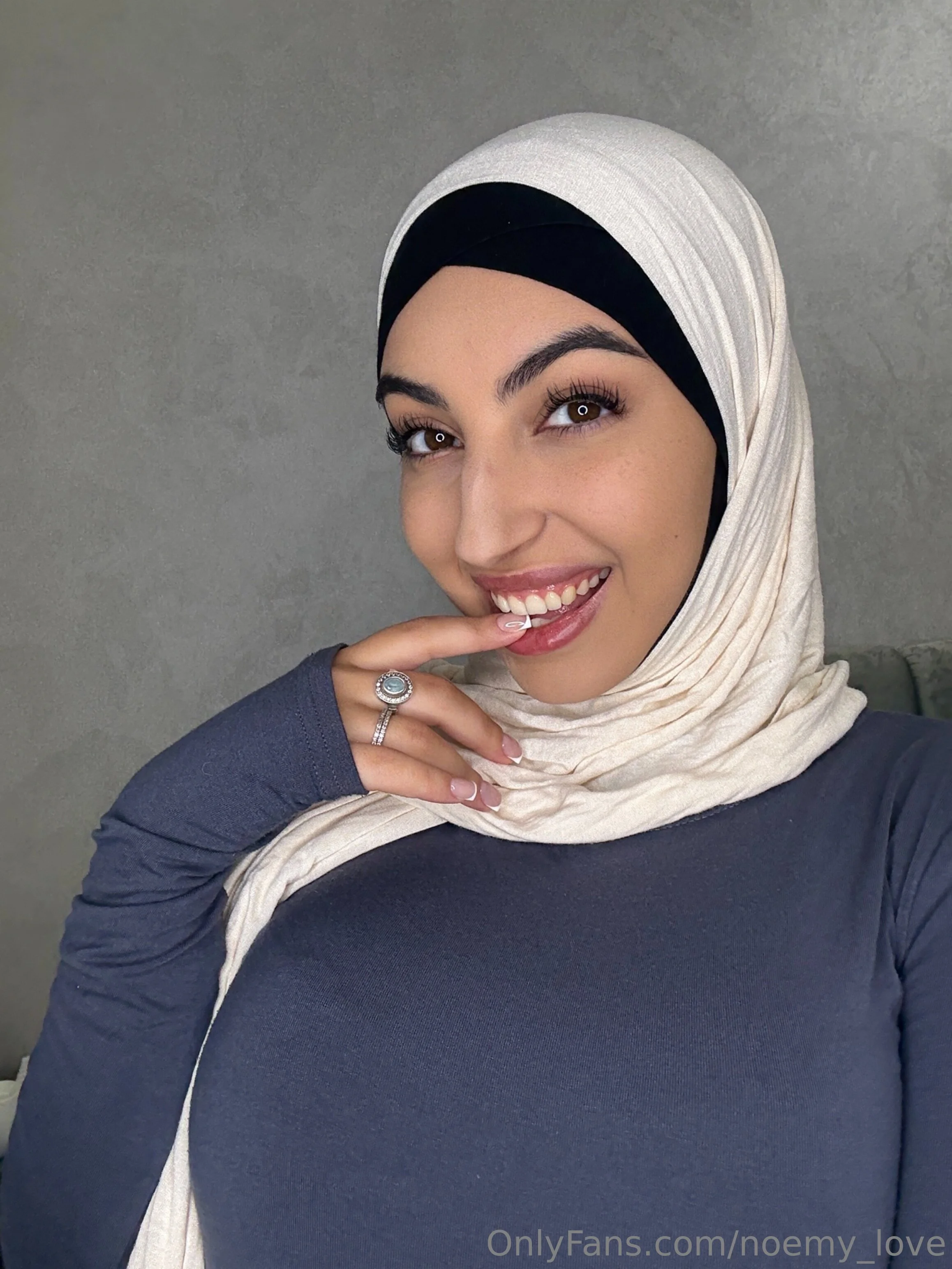 🌙 Noemy🌙 @noemy_love what's with the jeans