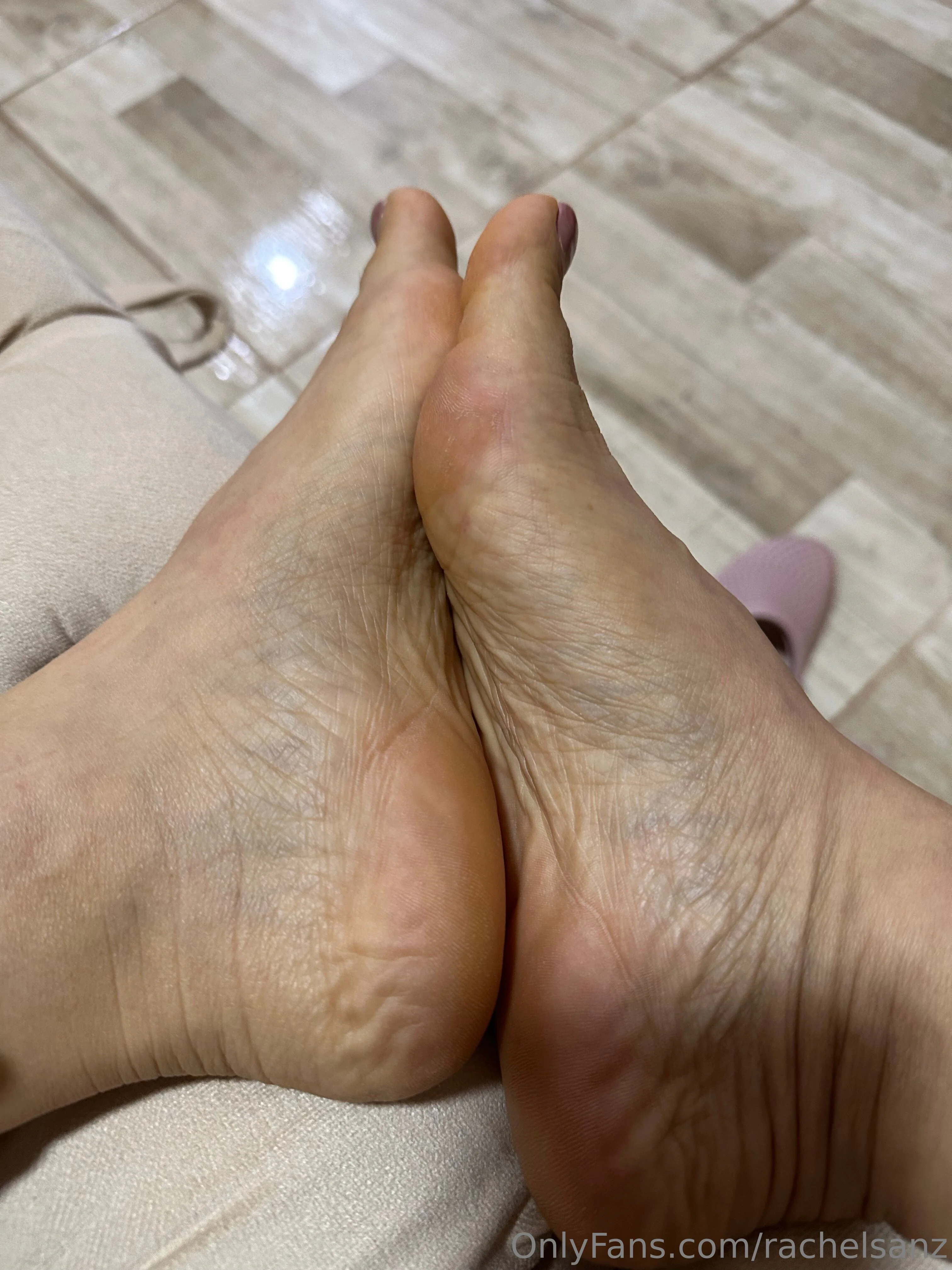 Te gustaría lamerlos??Would you like to lick them?