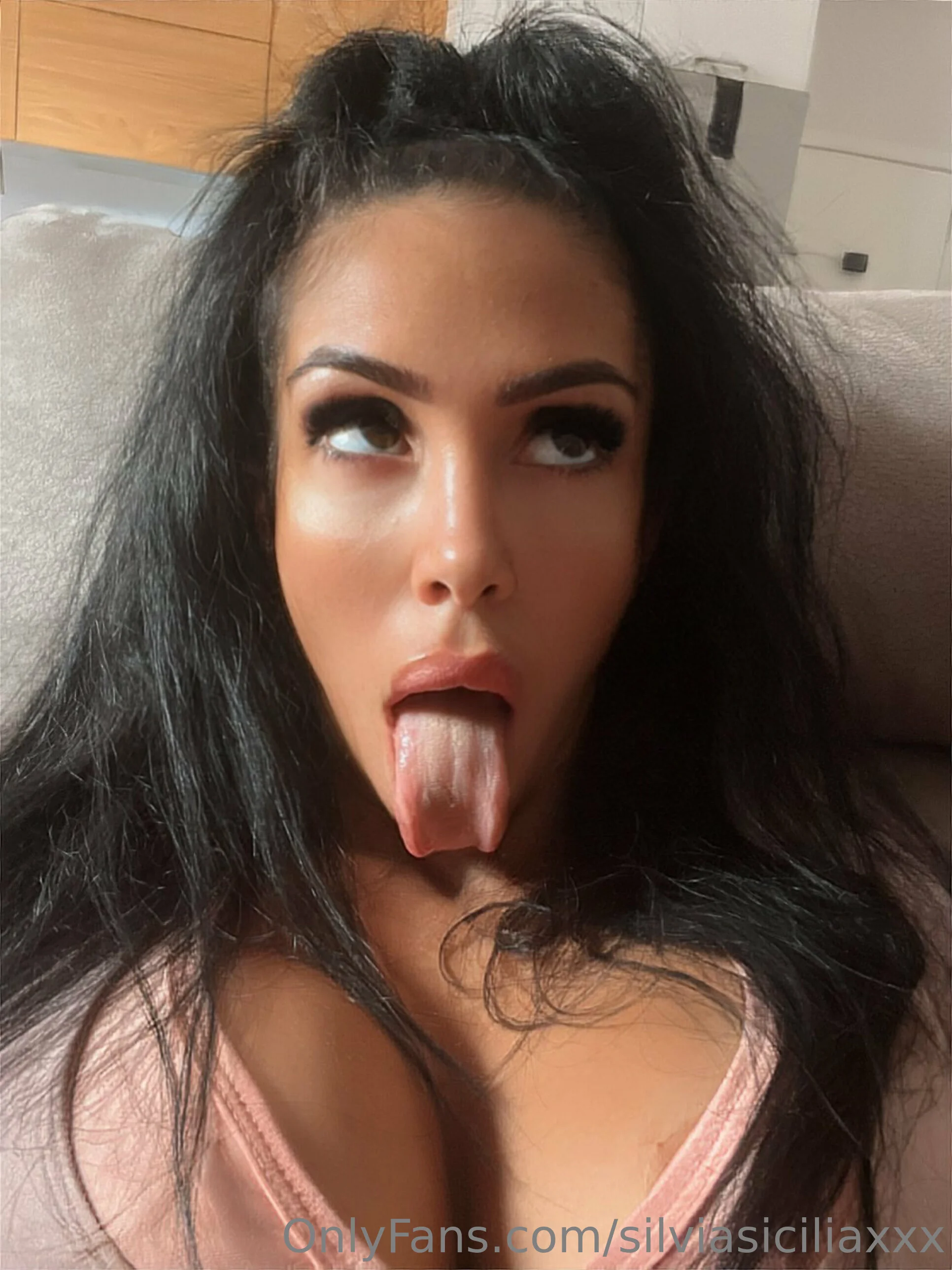 Silvia Sicilia glen powell curly hair