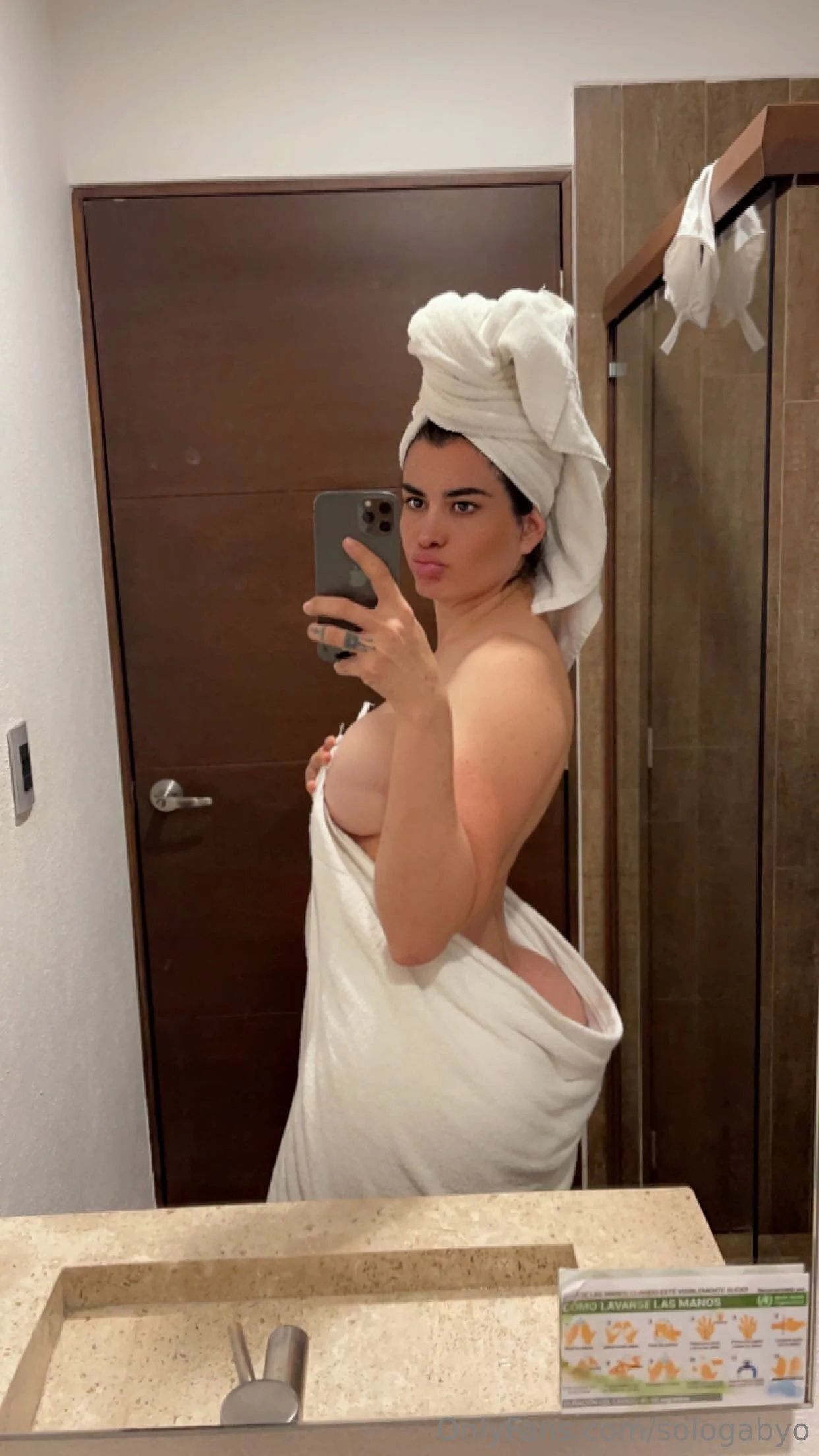 Gabriela Orozco 🌶️ holding paper