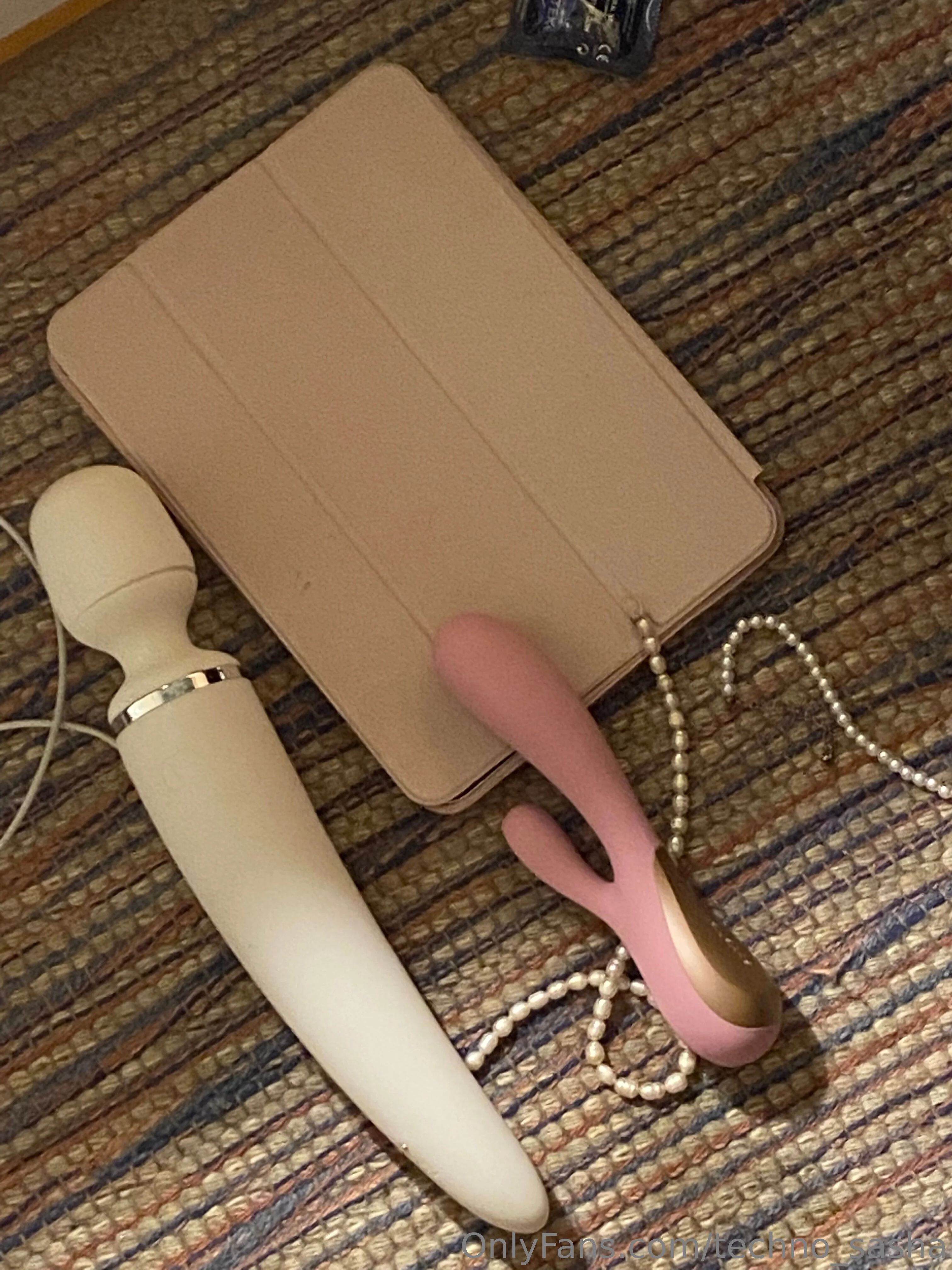 ꜱᴀɴɴʏ @techno_sasha campaign ad