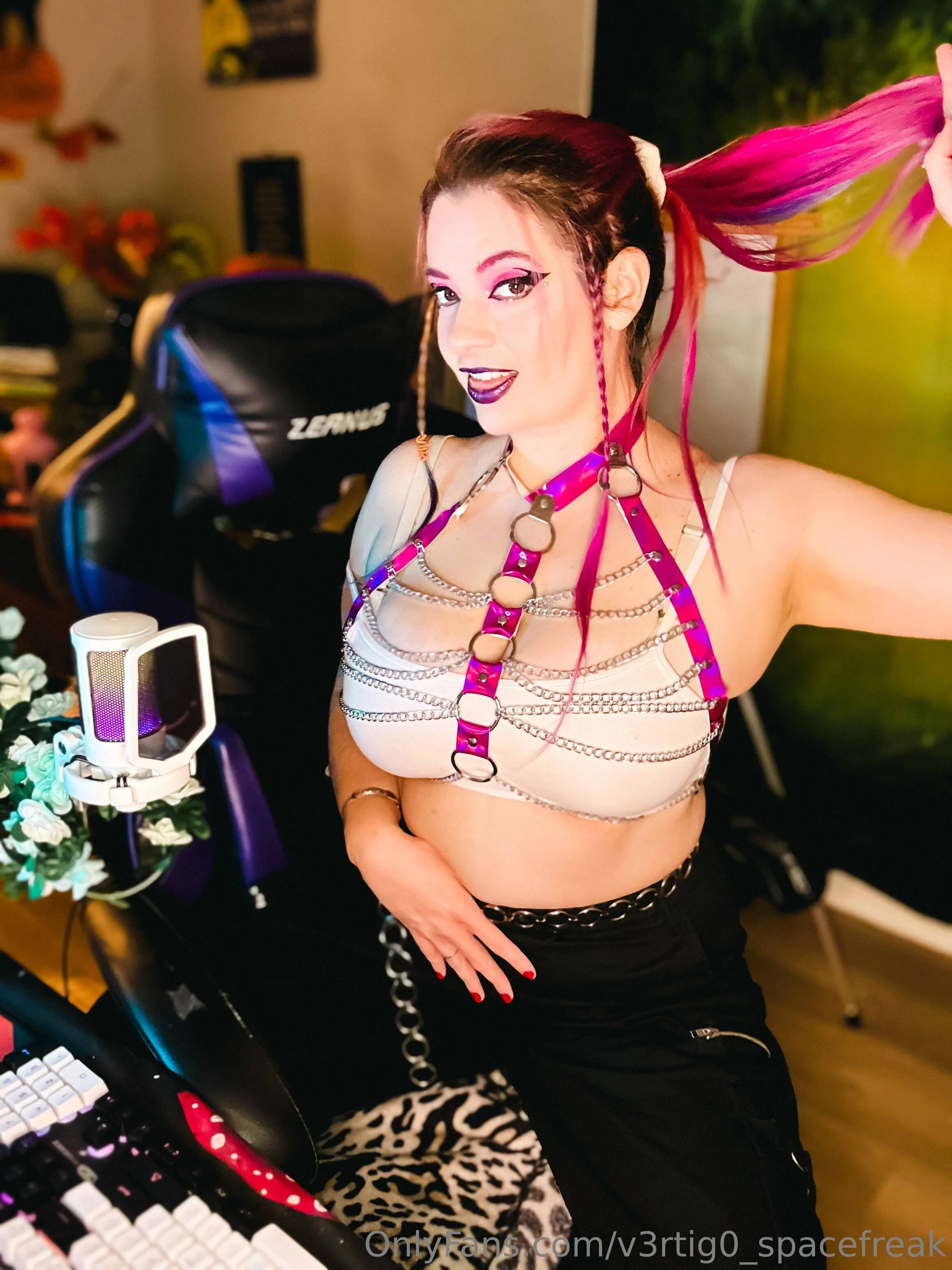 Vertigo 🖤✨️ @v3rtig0_spacefreak beyonce jeans