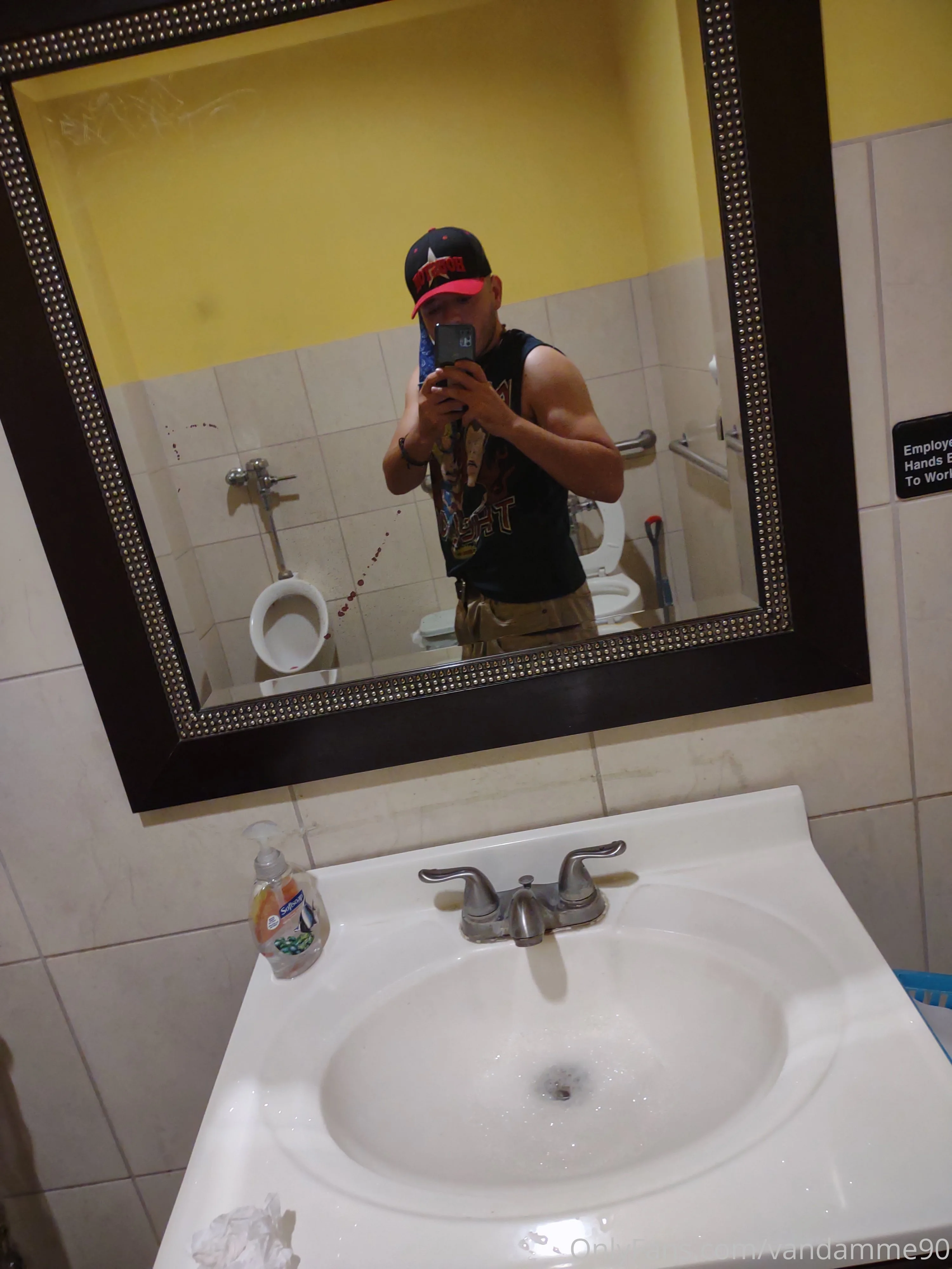 VanDamned90 @vandamned90 dad thinks im mom