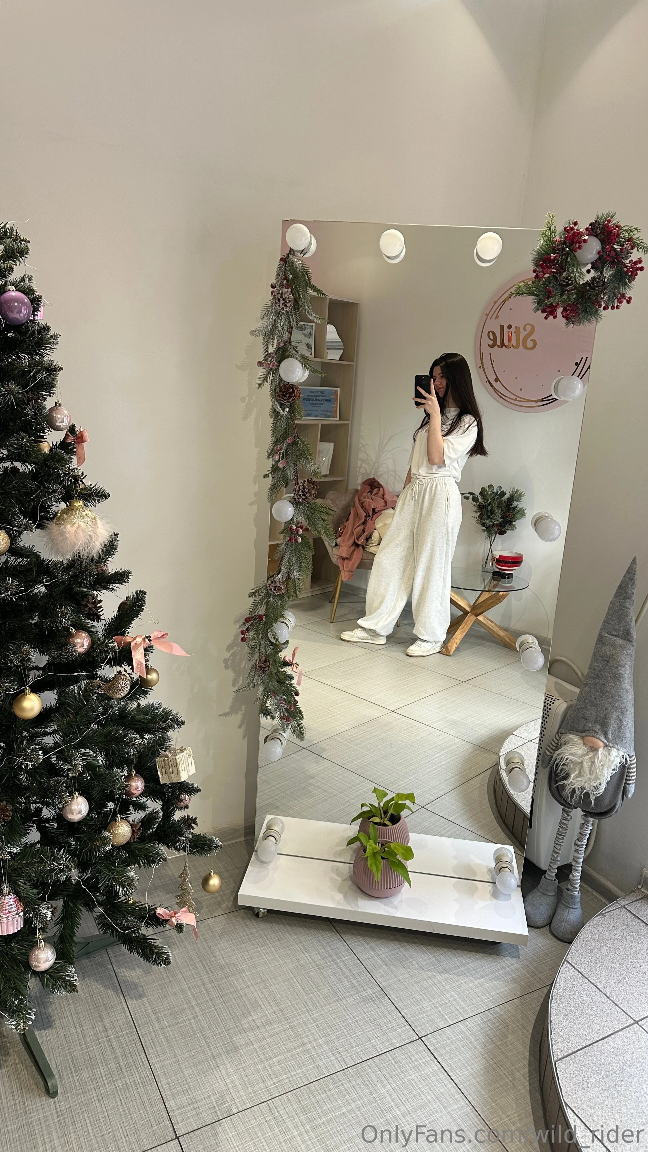 Milana ❄️ Christmas mood ☃️🎄 @wild_rider are jacob elordi and together