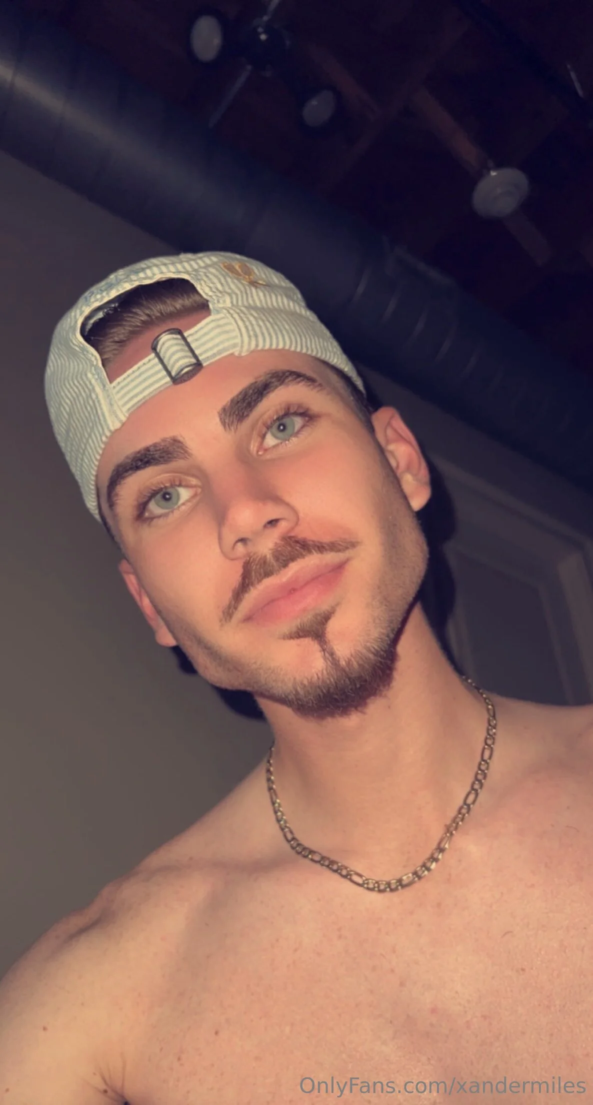 Message me 😘 Lets get to know each other!