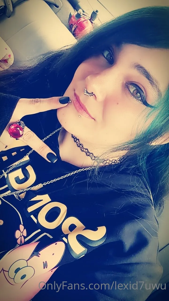 Lexi. D @lexid7uwu handjob