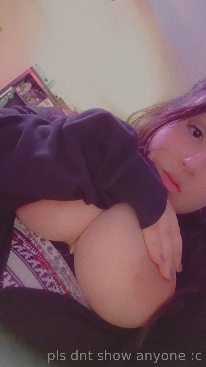 歴史 holding paper