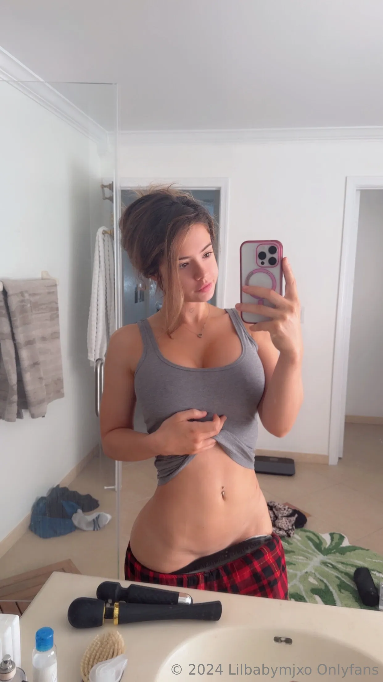 MJ💖 holding paper