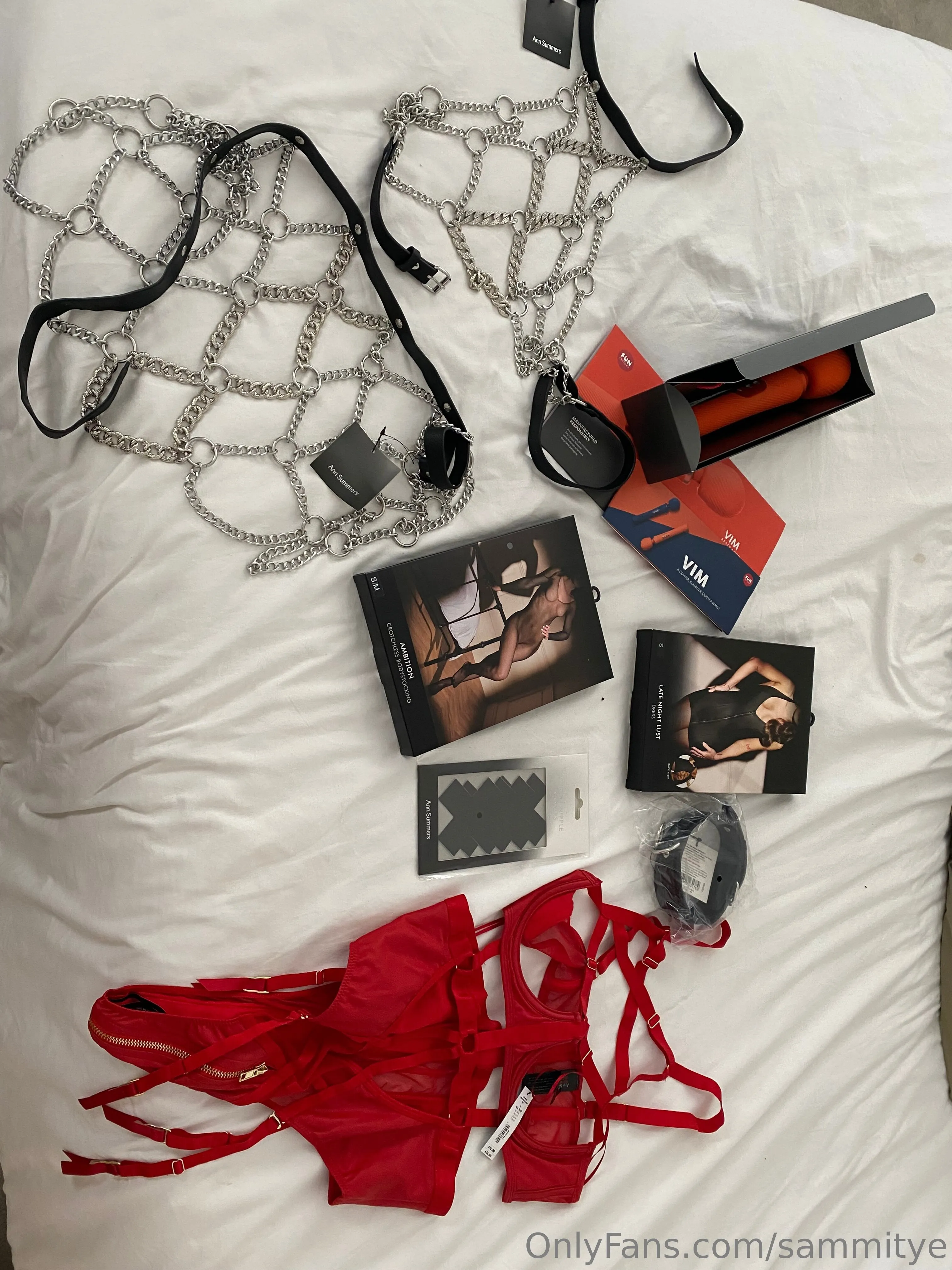 My new stuff arrived ahead of my shoot tomorrow! I can’t wait 😈 …. can you tell there’s a theme here … ? 😈
