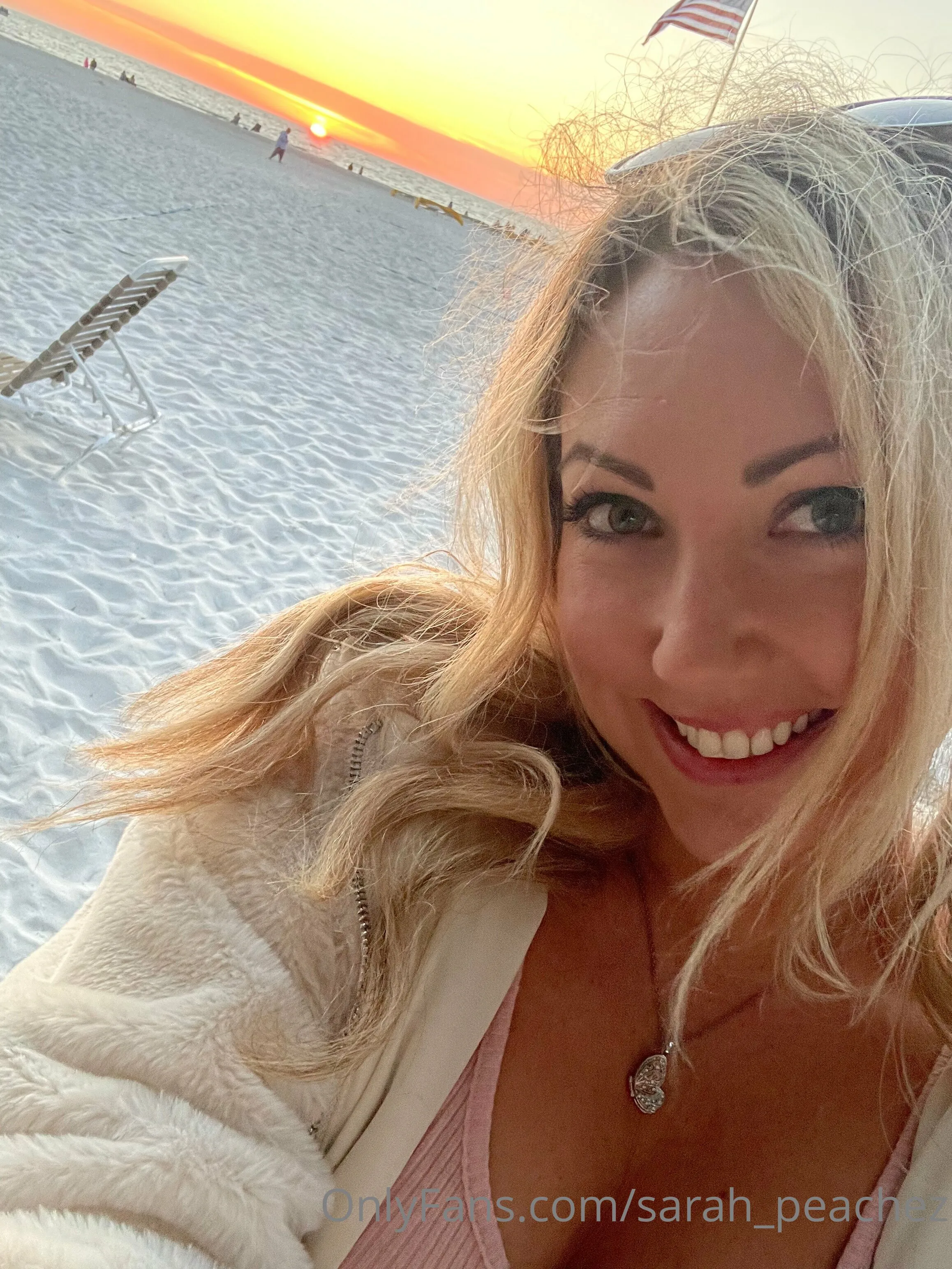 Crazy hair don’t care, having a drink at the beach for sunset! Have a beautiful evening 💋💋💋