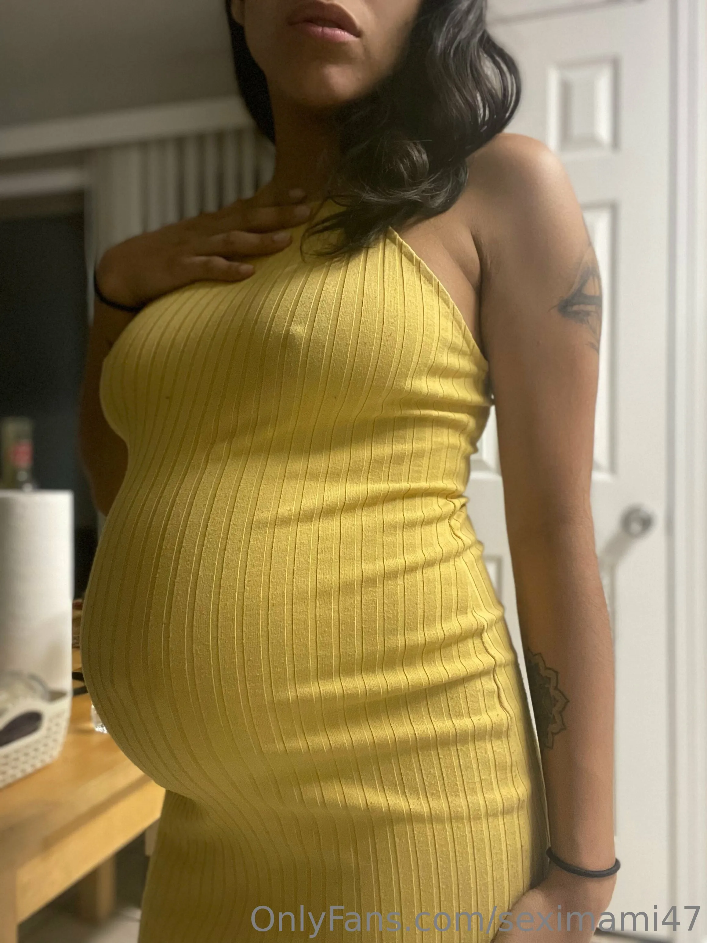 Something about the way my body looks in tight dresses during pregnancy makes me feel so good 😁