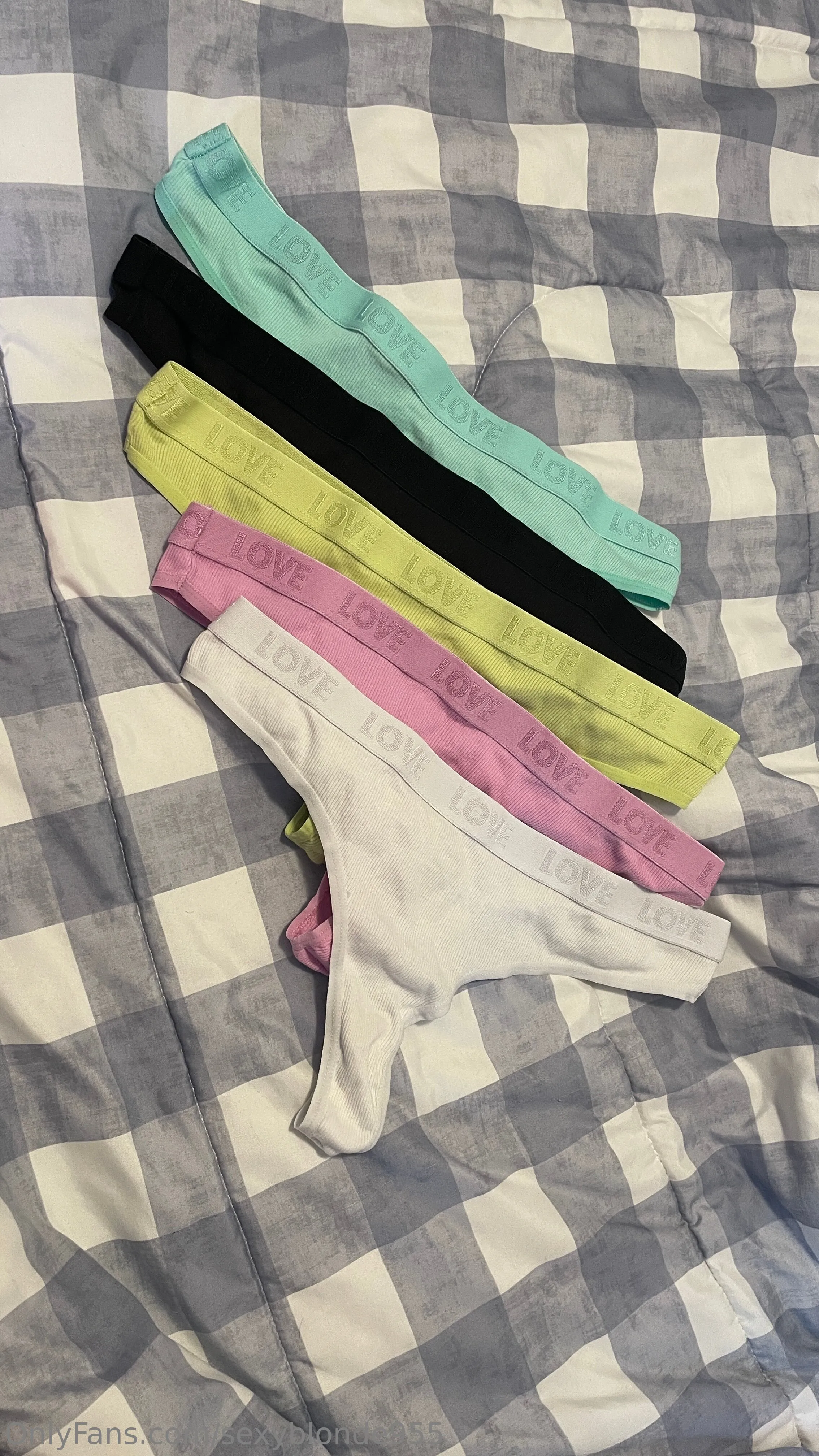 SexyBlonde955 wrestle