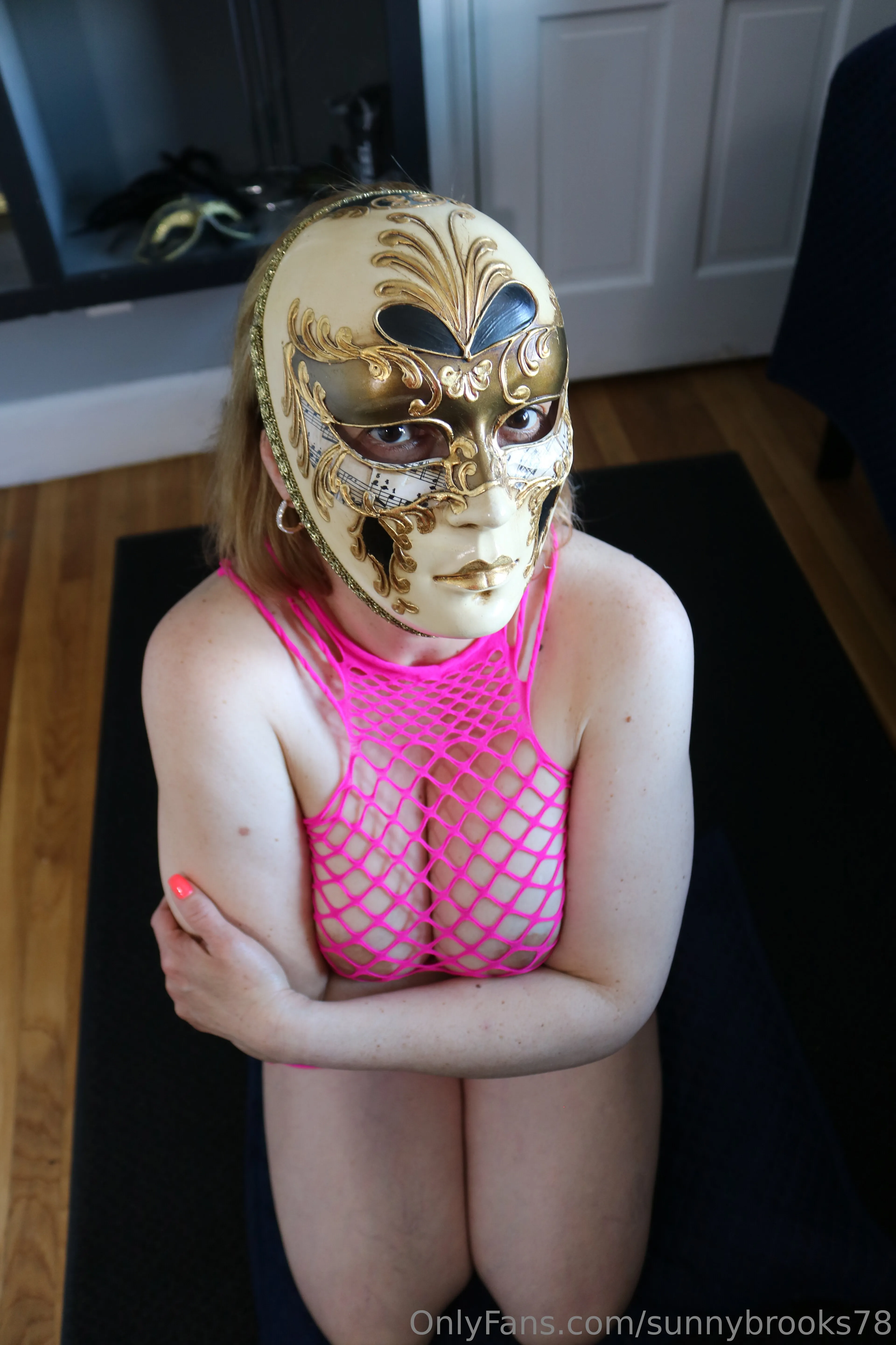 Sunny Brooks handjob