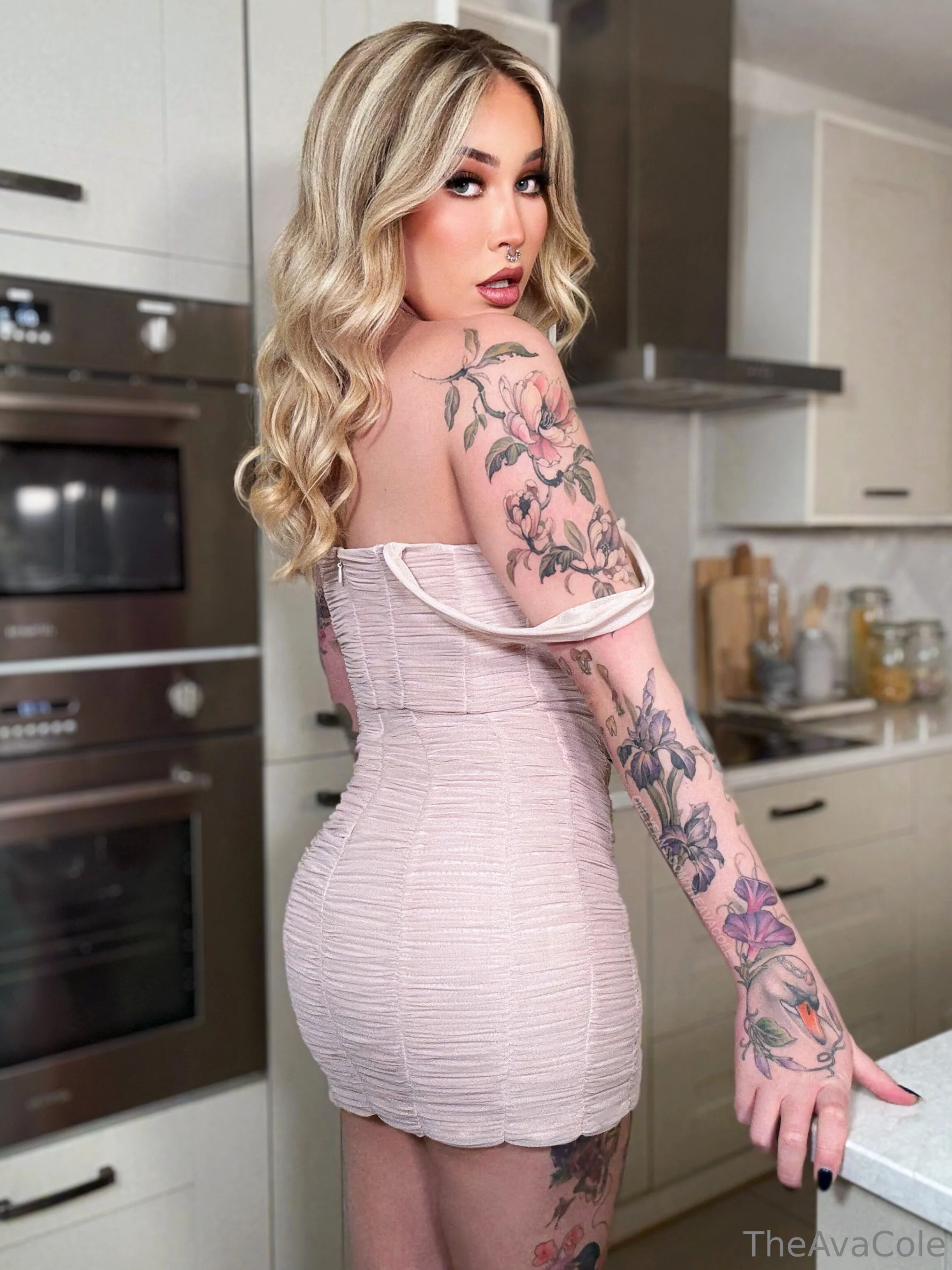 8 INCH AVA! 💋 @theavacole with no makeup