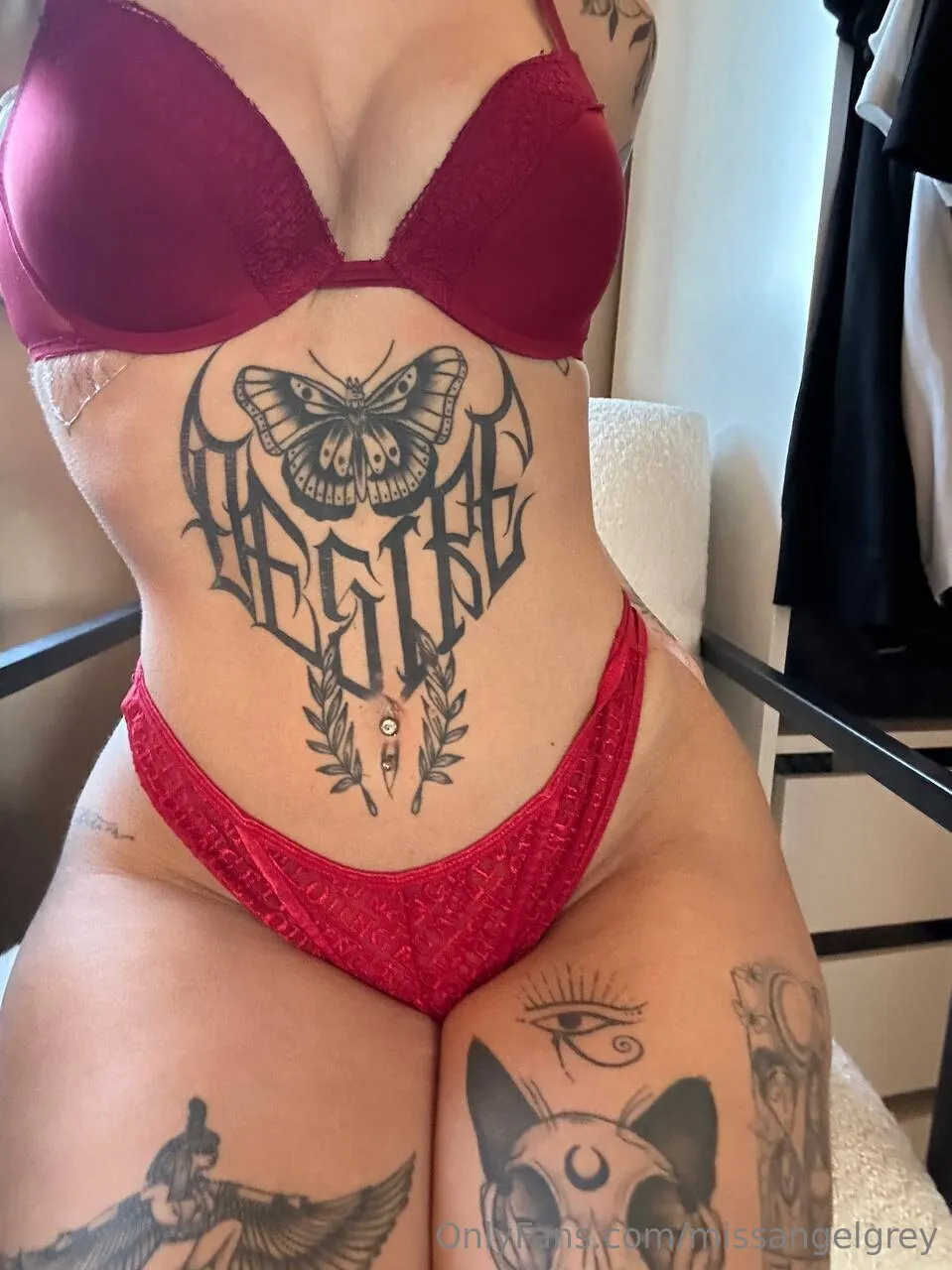 Sexy Tattoo Artist 😜 dp