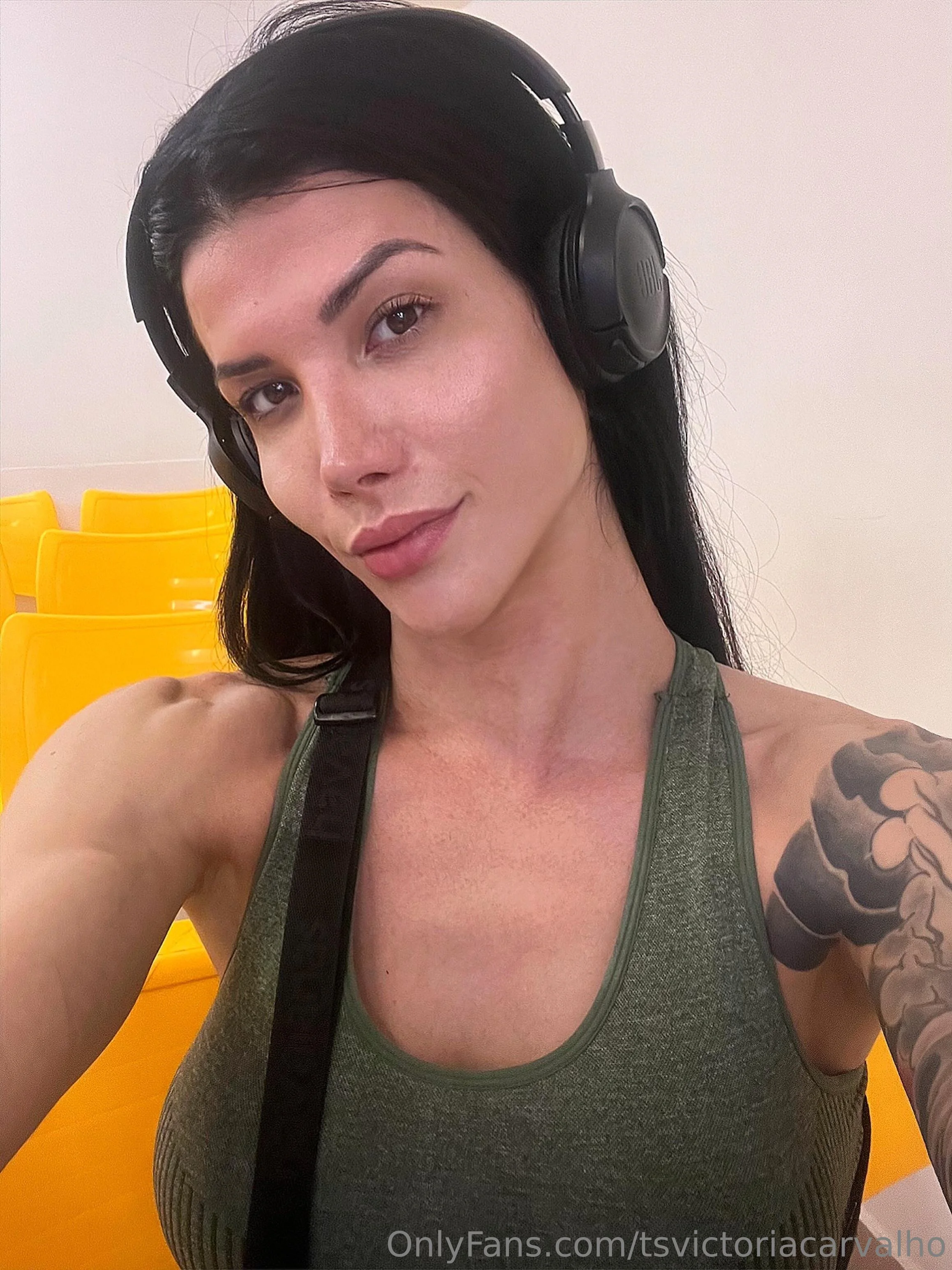 VictoriaCarvalhoTS elle