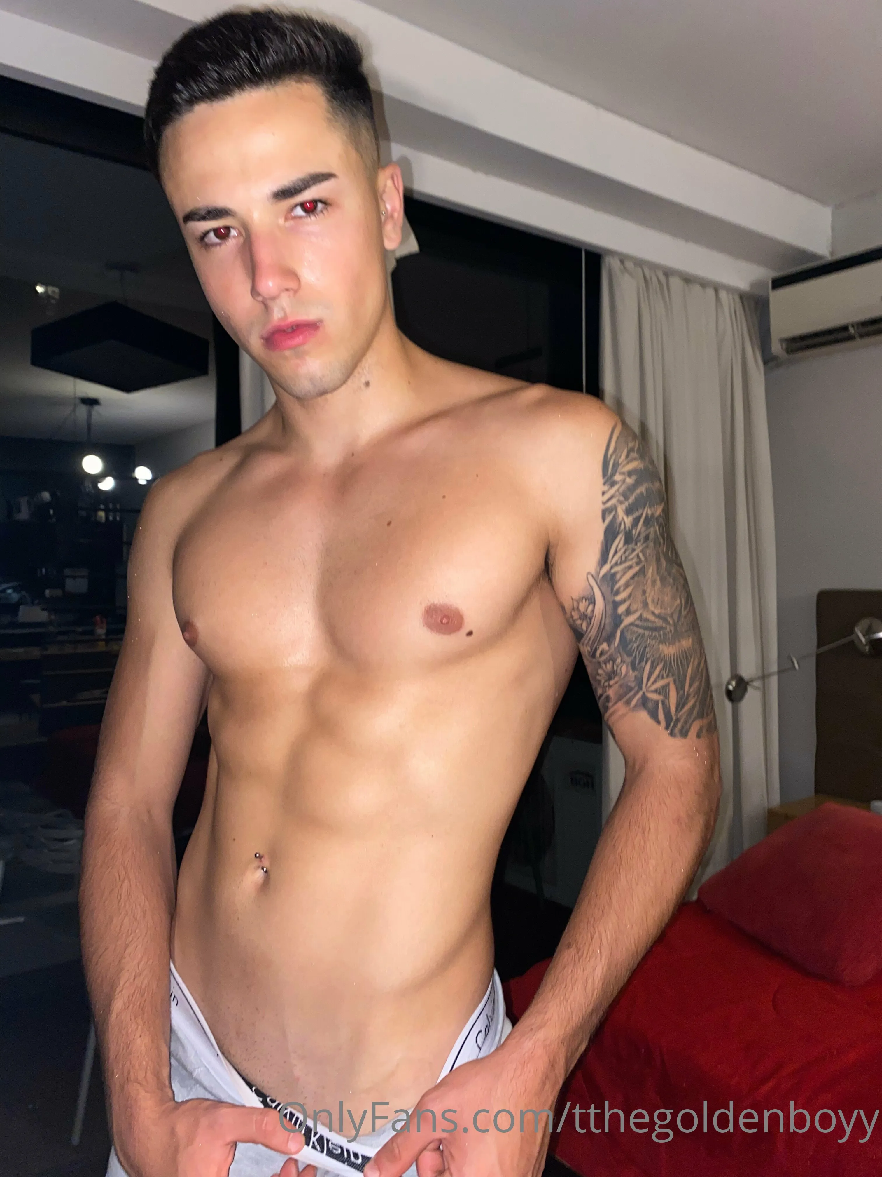 𝓜𝓪𝓷𝓾 𝓣𝓱𝓮 𝓖𝓸𝓵𝓭𝓮𝓷 nud