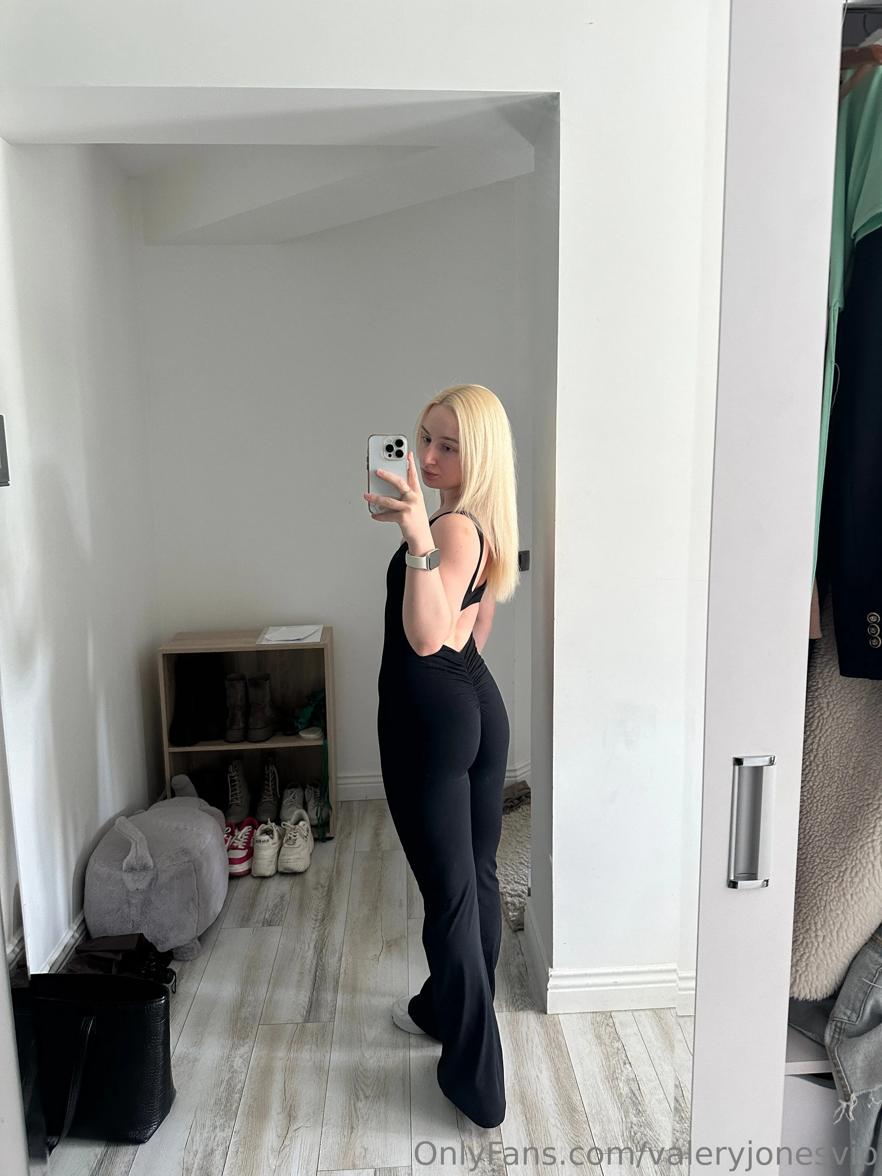 This suit perfectly accentuates my butt.. Do you think I look good in it? Do you want to see what else I have?😈