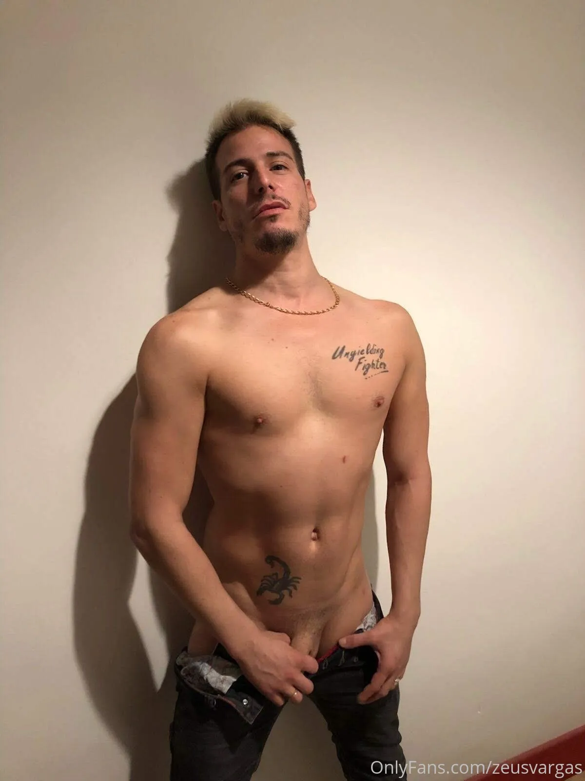 Zeus Vargas @zeusvargas twerking