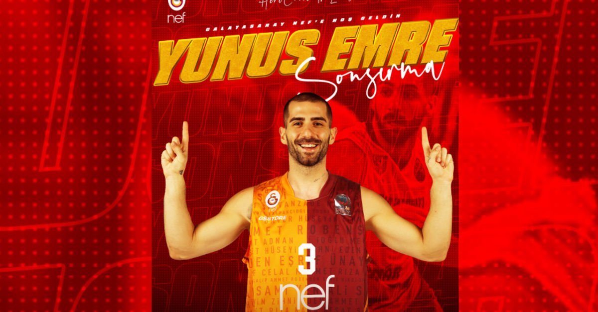 Yunus Emre Sonsırma in action during a basketball game for Galatasaray Nef