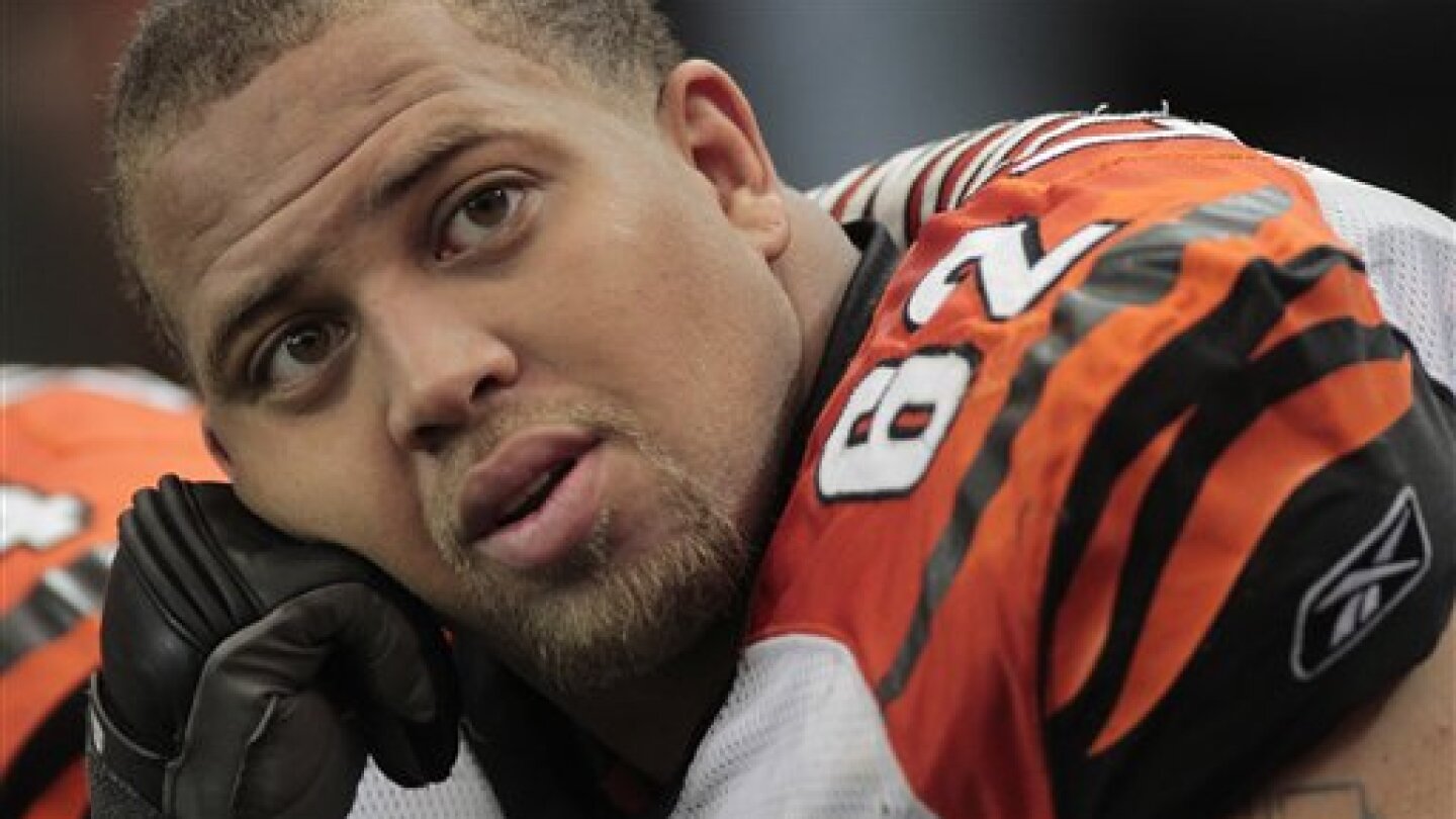 Nate Livings in action during an NFL game.