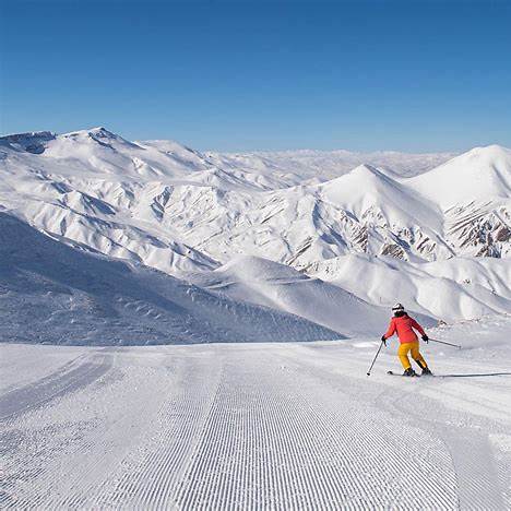 Erdinç Türksever skiing with focus and determination