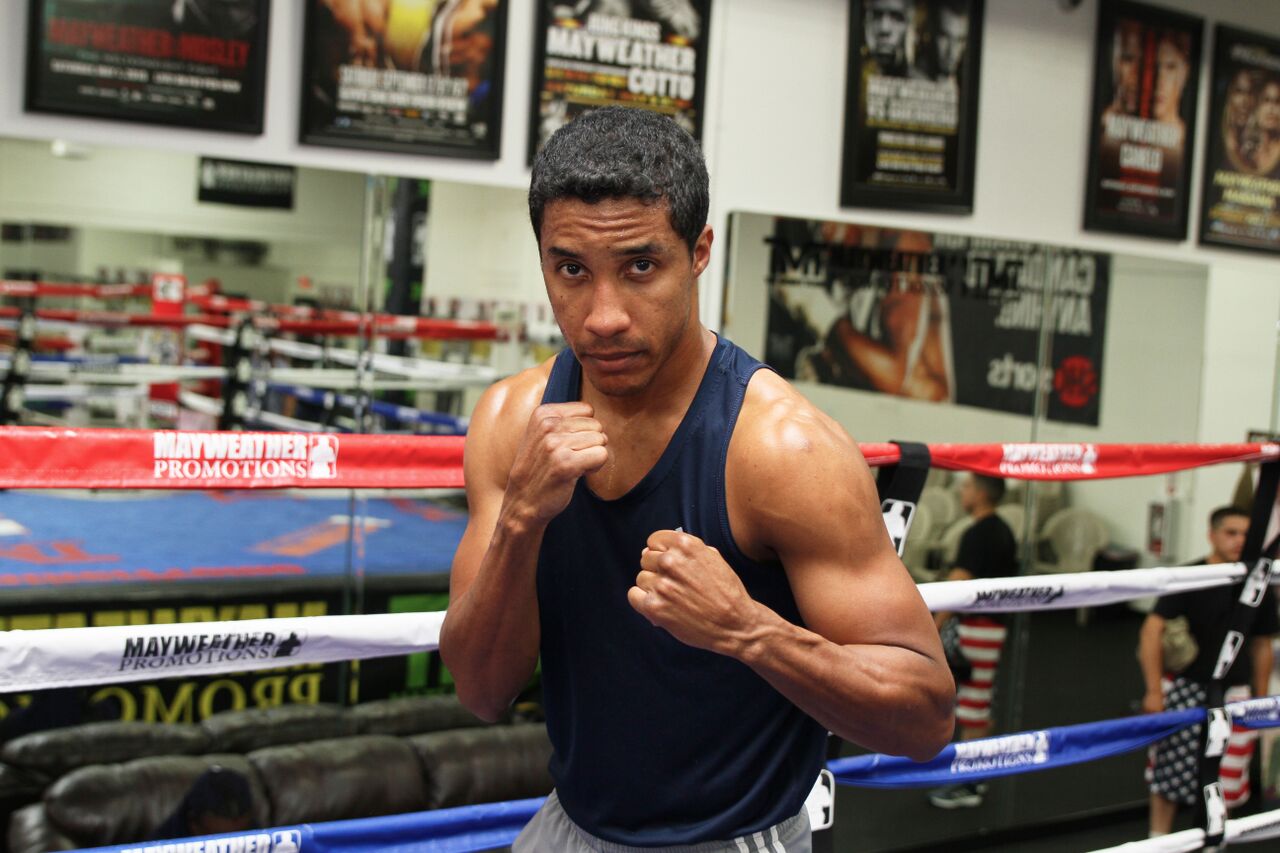 Carlos Velásquez boxing in Las Vegas under bright arena lights
