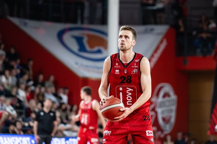 Hugo Dumortier in action on the basketball court
