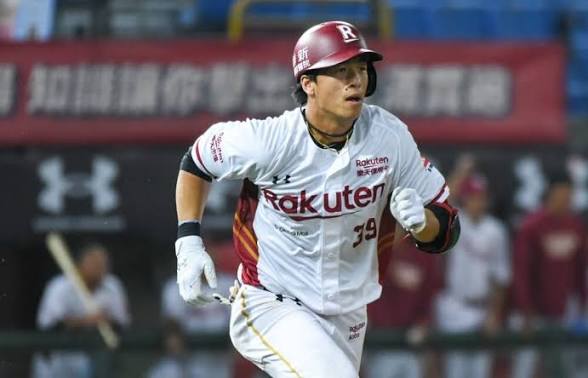 Hung-Yu Lin in full catcher gear mid-game action
