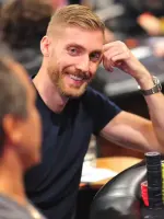 Manig Löser bei Pokerturnier 2019 im Portrait
