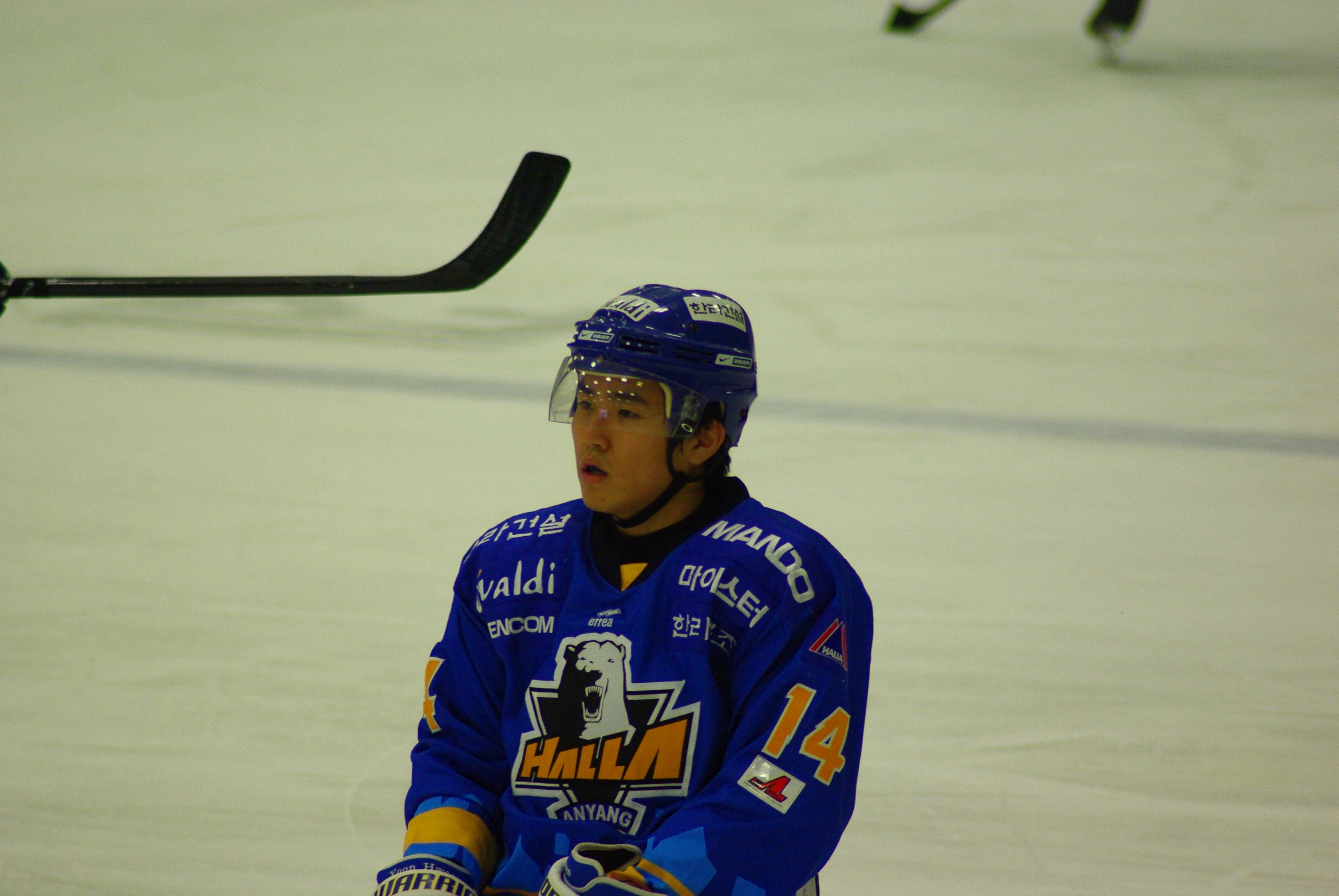Kim Yoon-hwan in action during an ice hockey game.