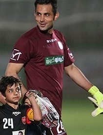 Misagh Memarzadeh making a save for Persepolis FC