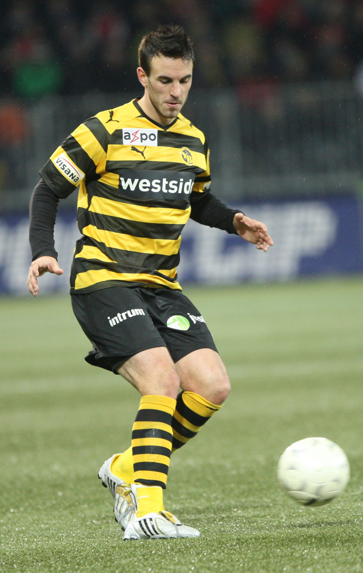 Scott Sutter playing for Young Boys in a football match