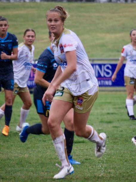 Tara Andrews playing football for Newcastle Jets
